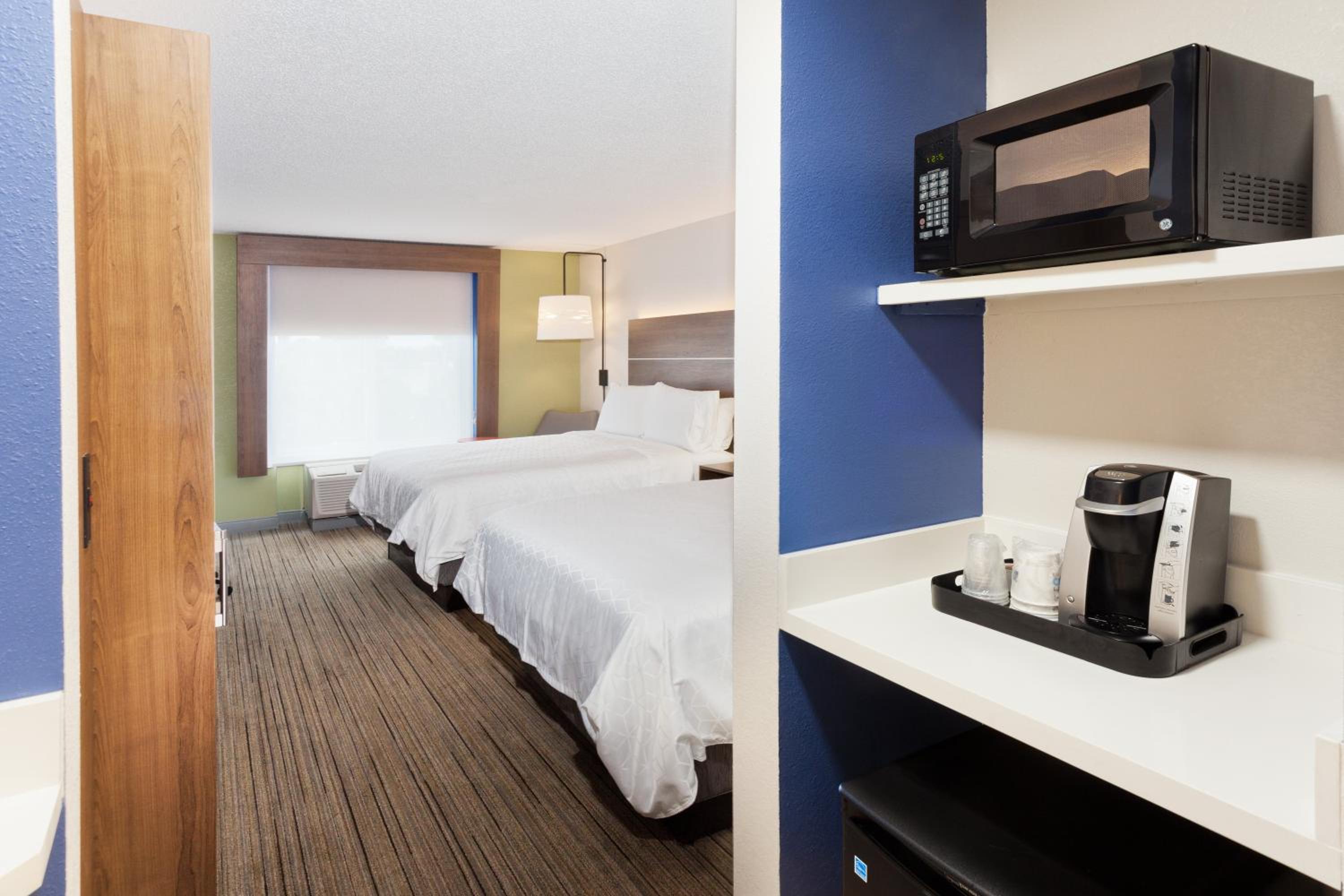 Standard Room with Two Queen Beds - Photo 5