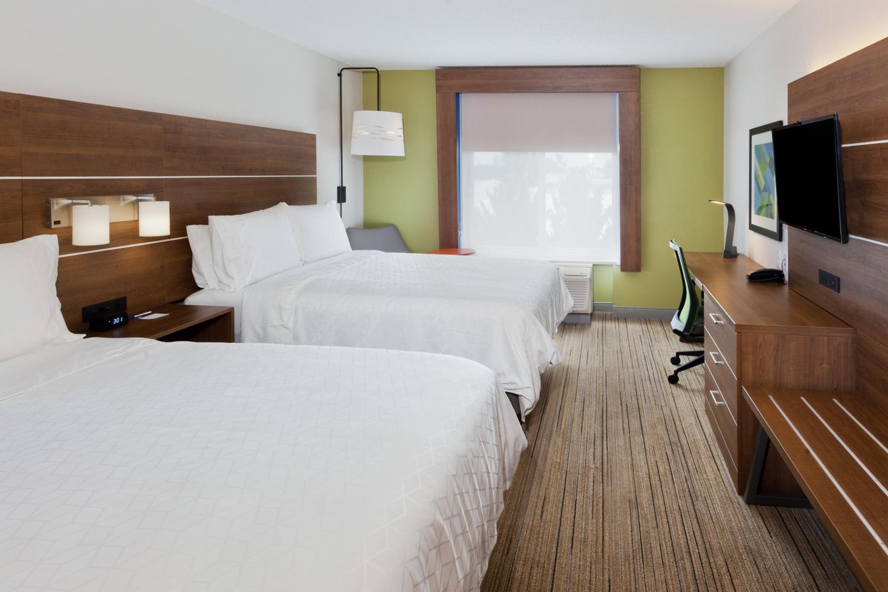 Standard Room with Two Queen Beds - Photo 3