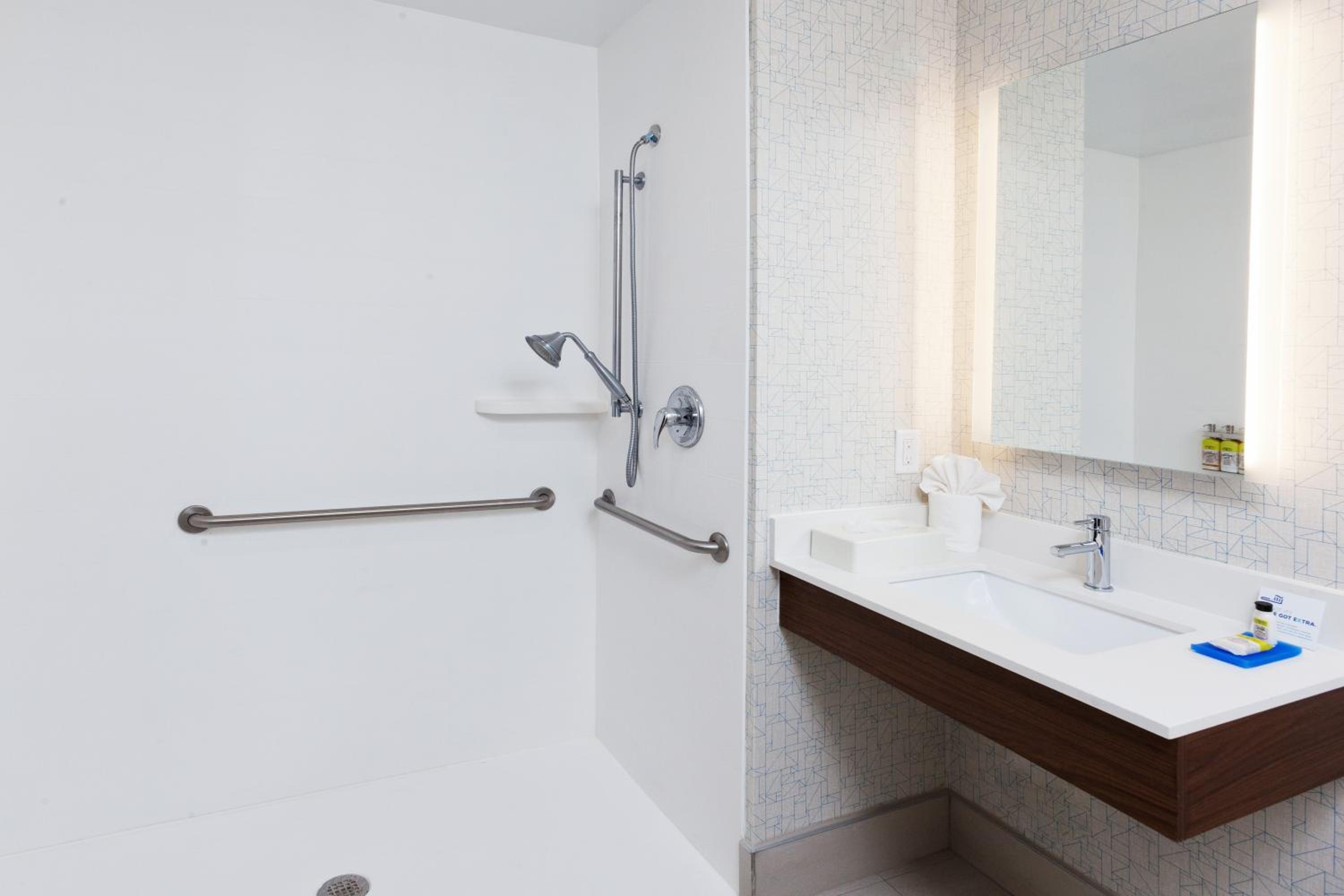 Standard Queen Room with Two Queen Beds and Roll-In Shower - Mobility Access - Photo 4