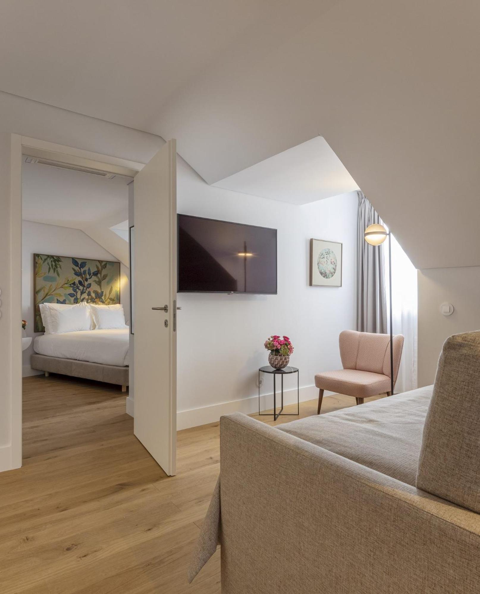 Superior One-Bedroom Apartment - Photo 2