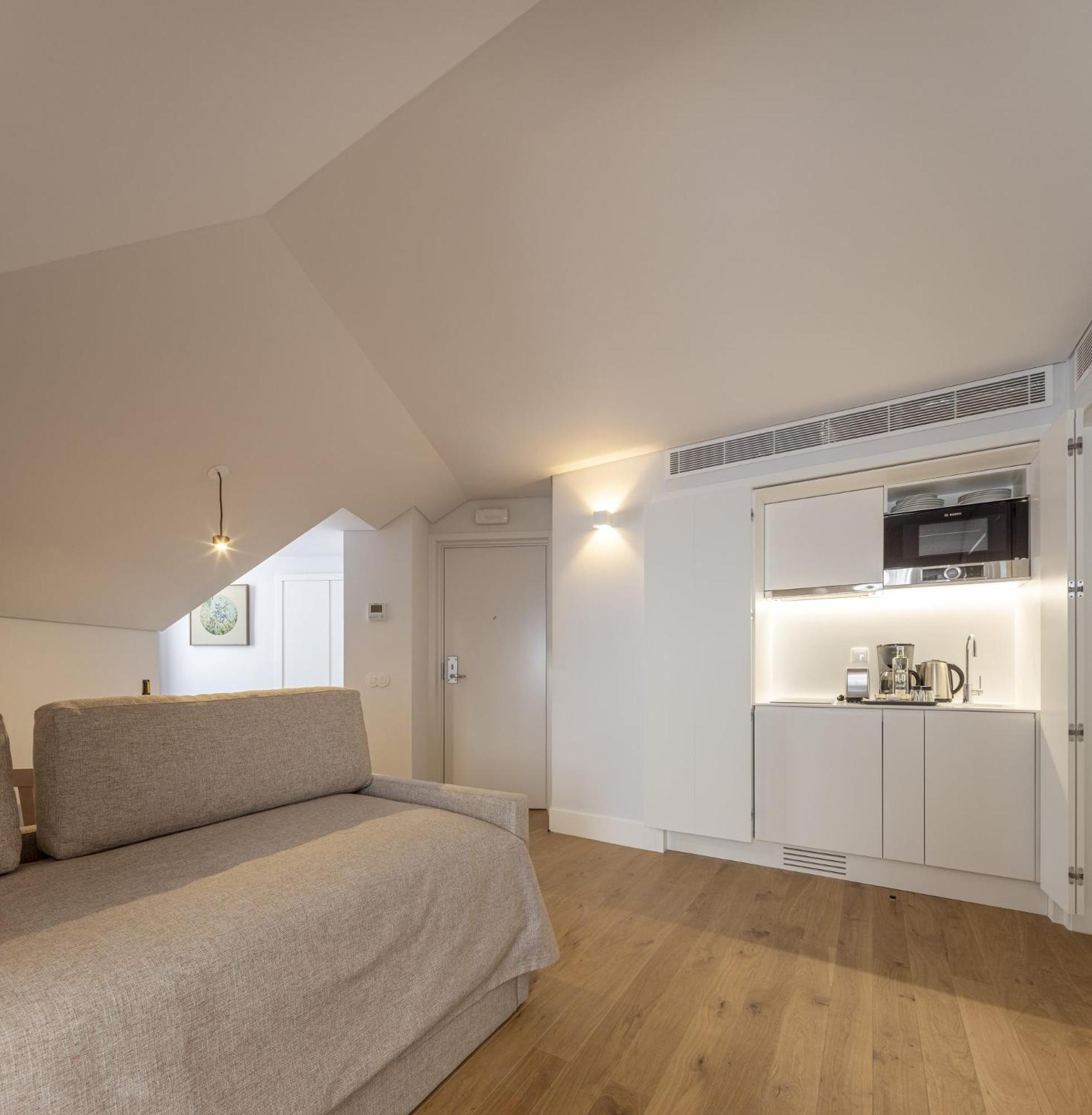 Superior One-Bedroom Apartment - Photo 3