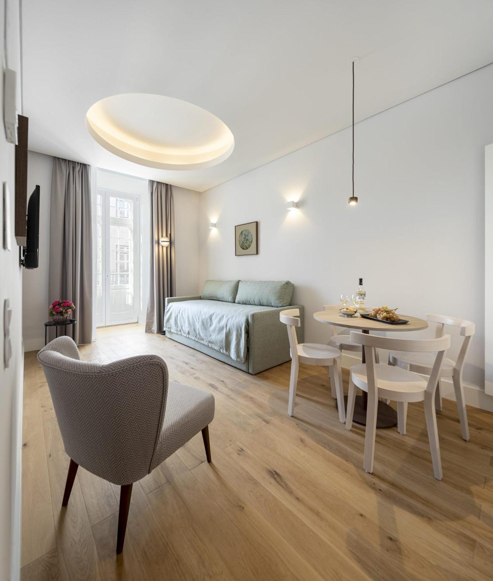 Superior One-Bedroom Apartment - Photo 4