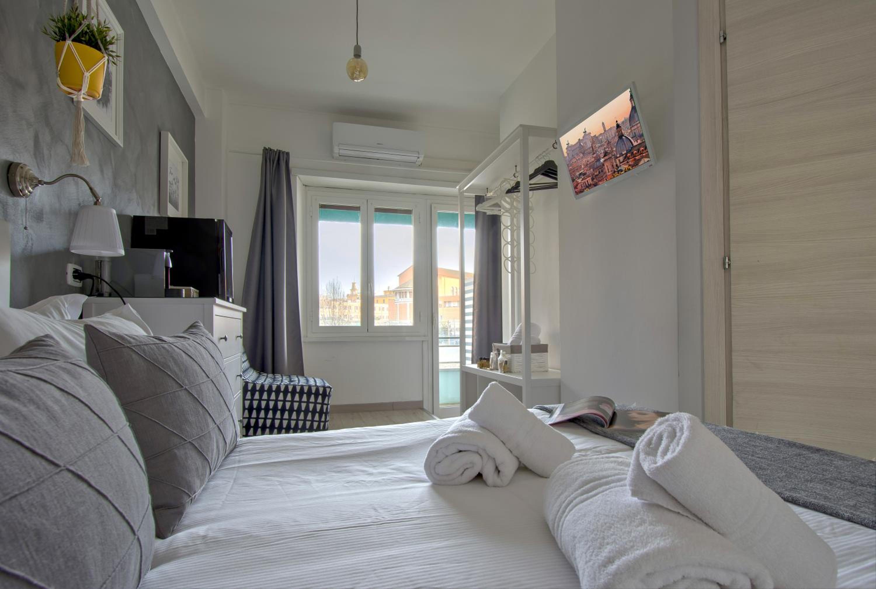 Deluxe Double Room with Balcony photo 2