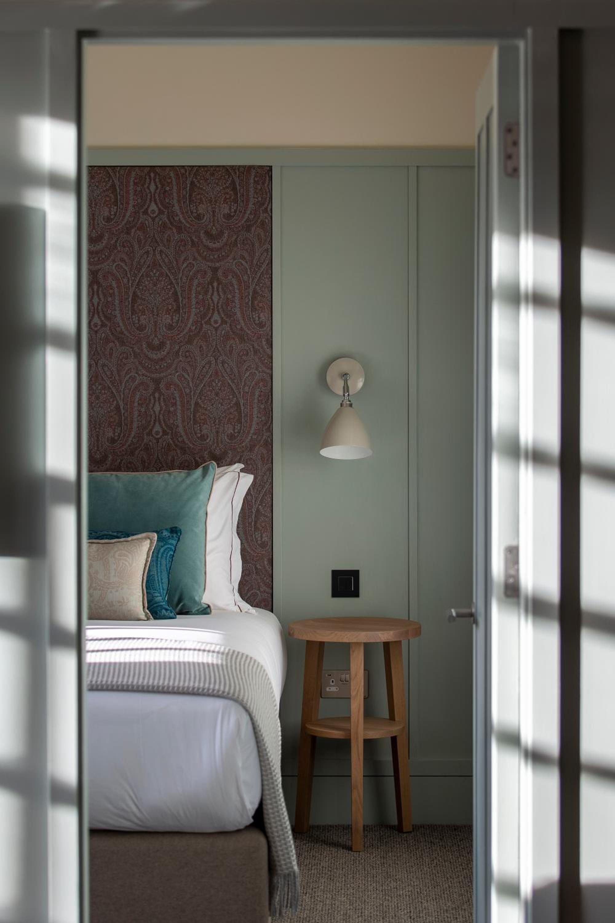 Deluxe Two Bedroom Apartment thumbnail 5