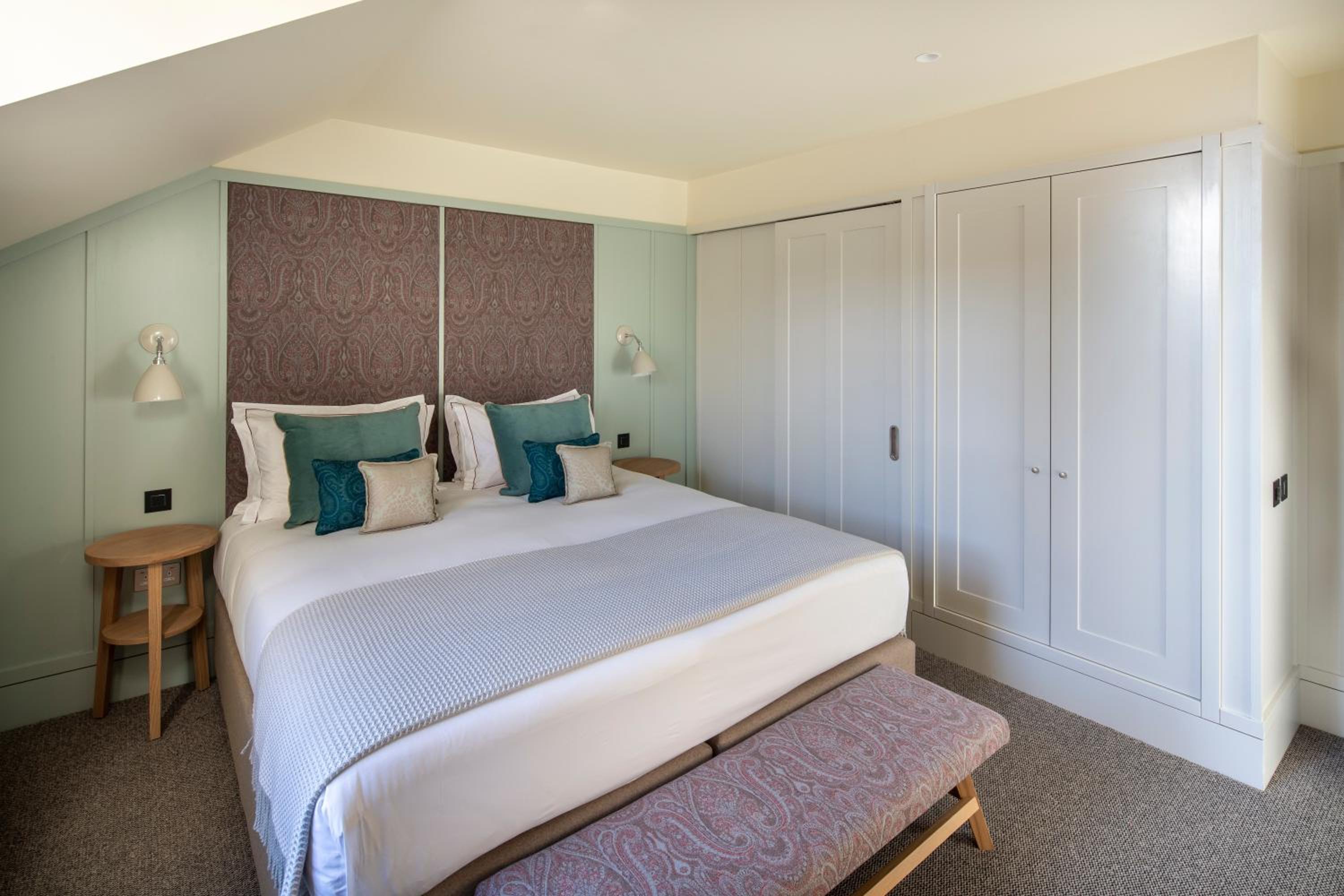 Deluxe One Bedroom Apartment thumbnail 5