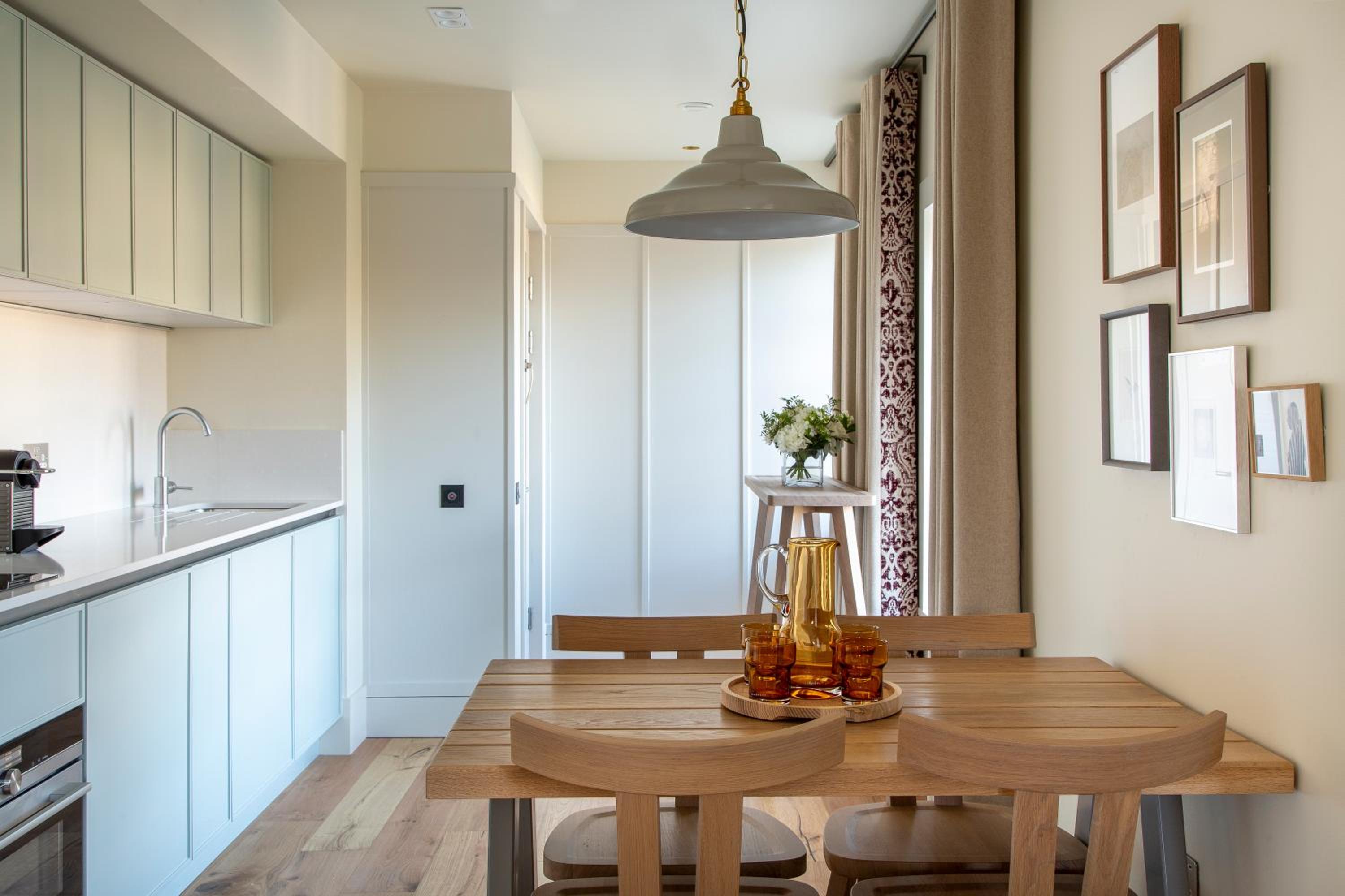 Deluxe One Bedroom Apartment thumbnail 5