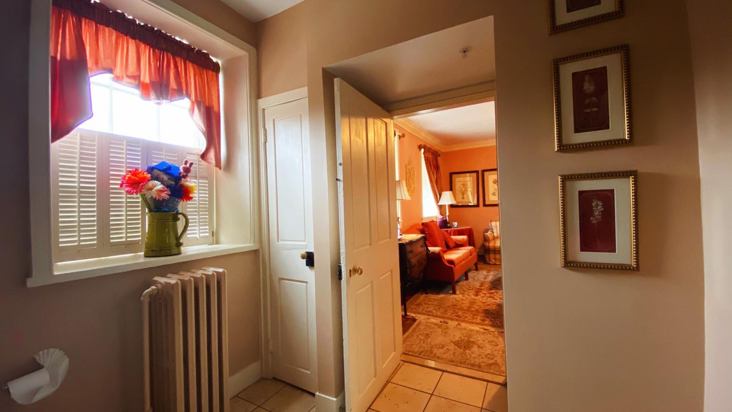 Deluxe Queen Suite photo 2