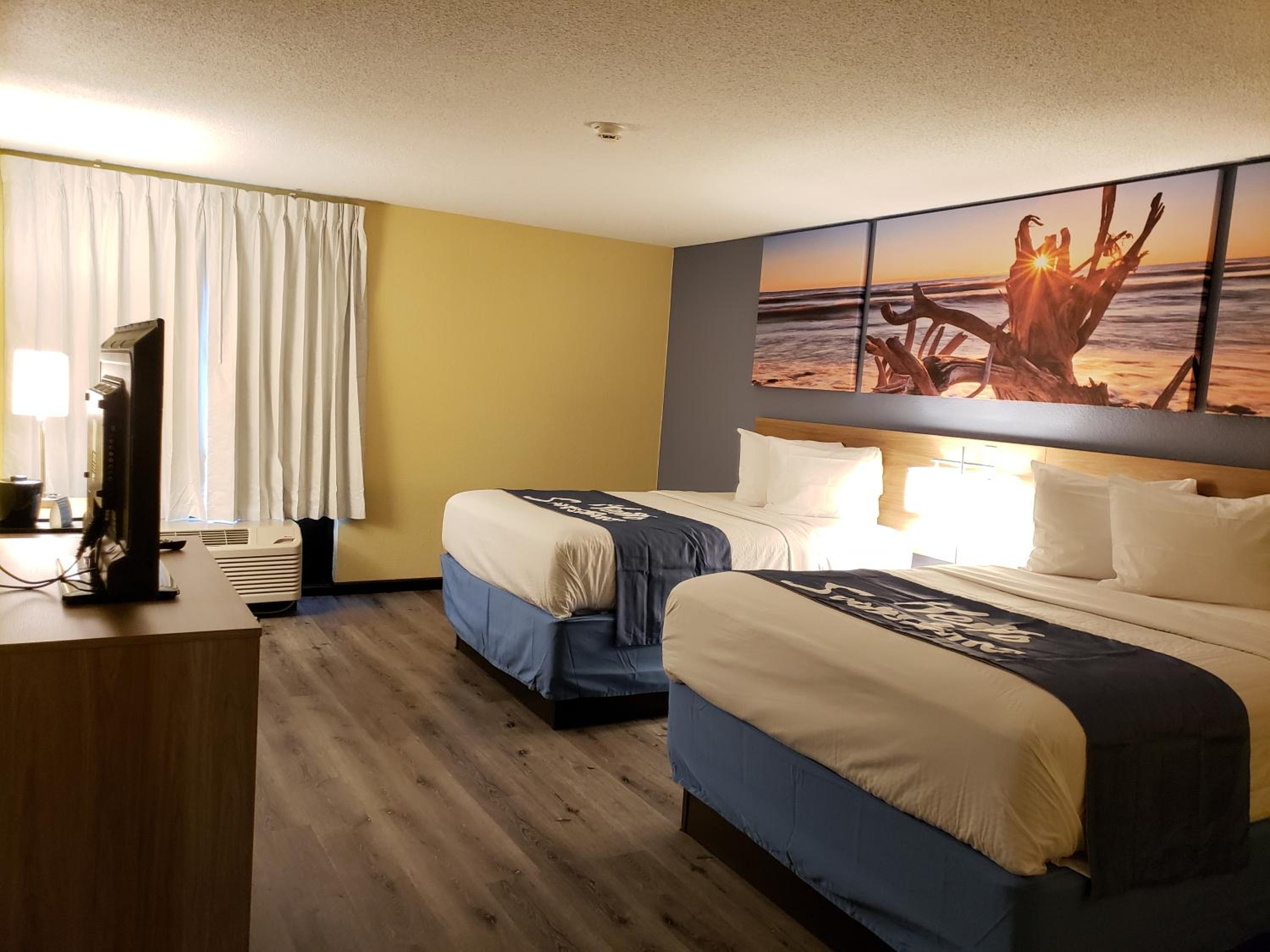 Queen Room with Two Queen Beds - Non-Smoking - Photo 12