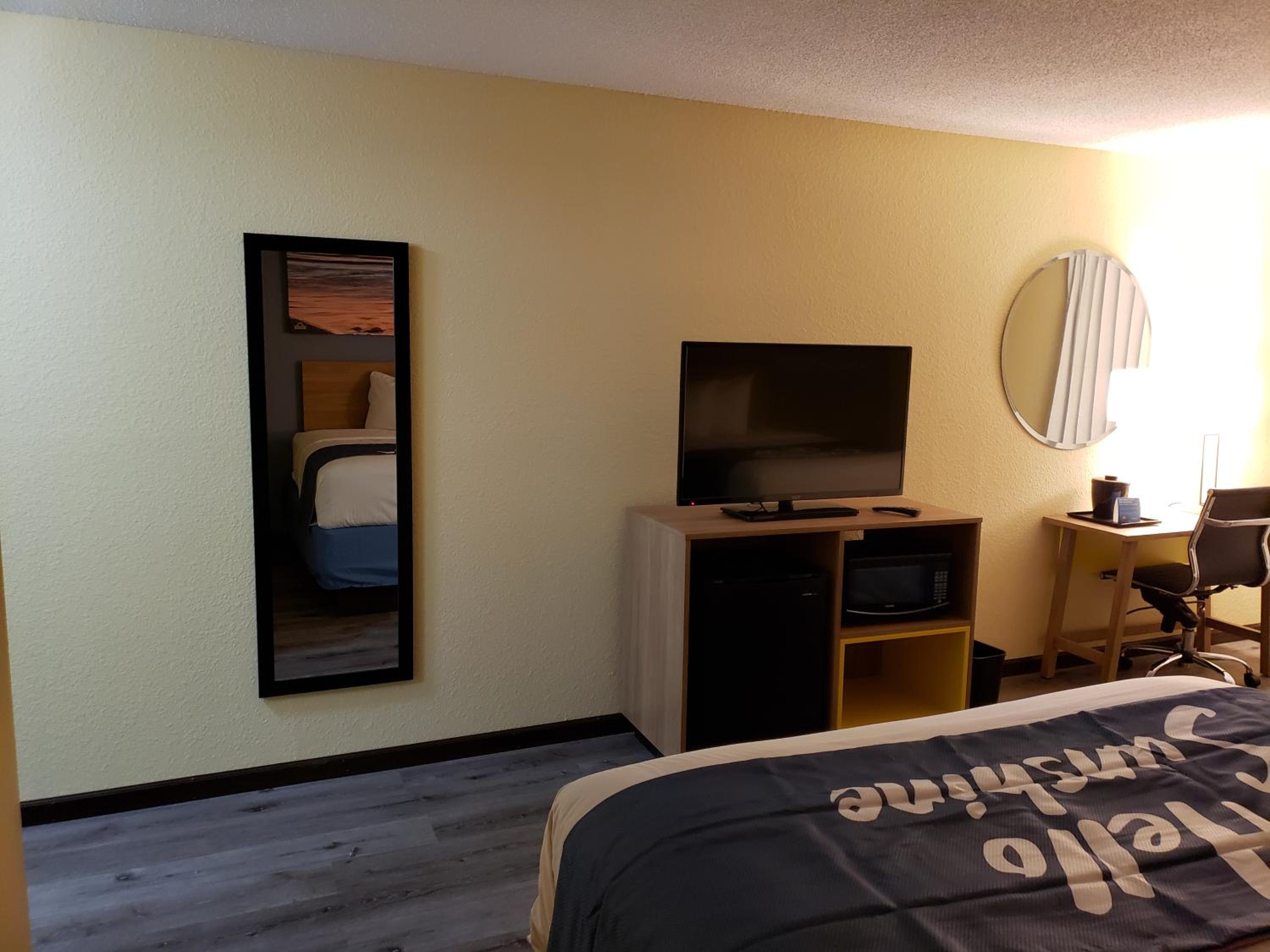 Queen Room with Two Queen Beds - Non-Smoking - Photo 9