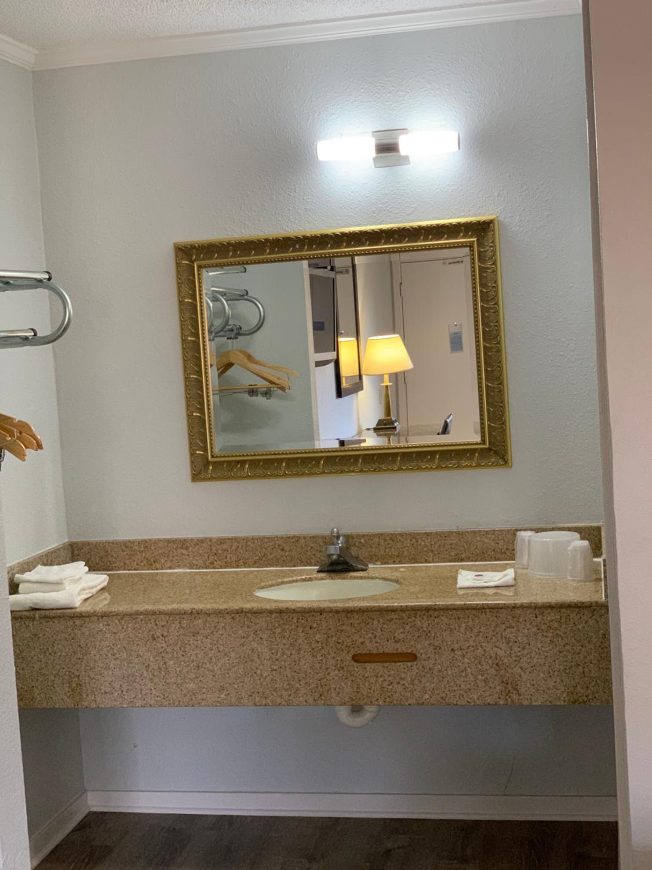 Deluxe Double or Twin Room - Non-Smoking photo 3