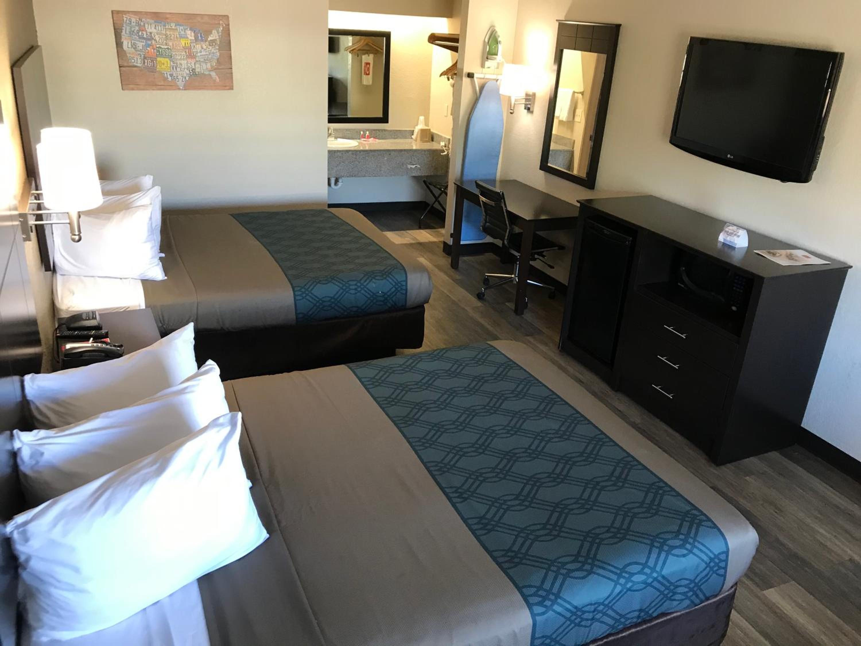 Queen Room with Two Queen Beds - Accessible/Non-Smoking  - Photo 4