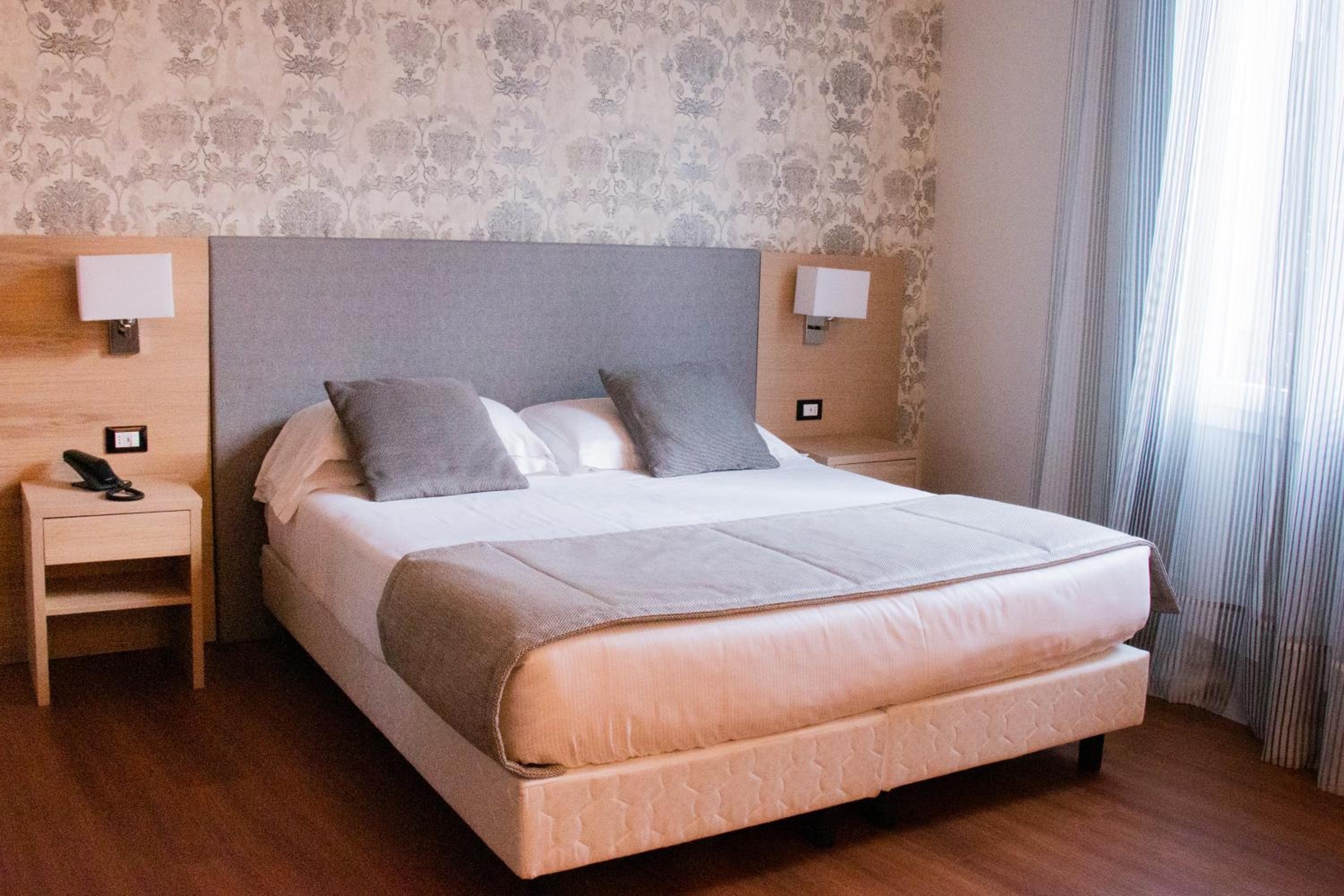 Deluxe Double or Twin Room - Photo 8