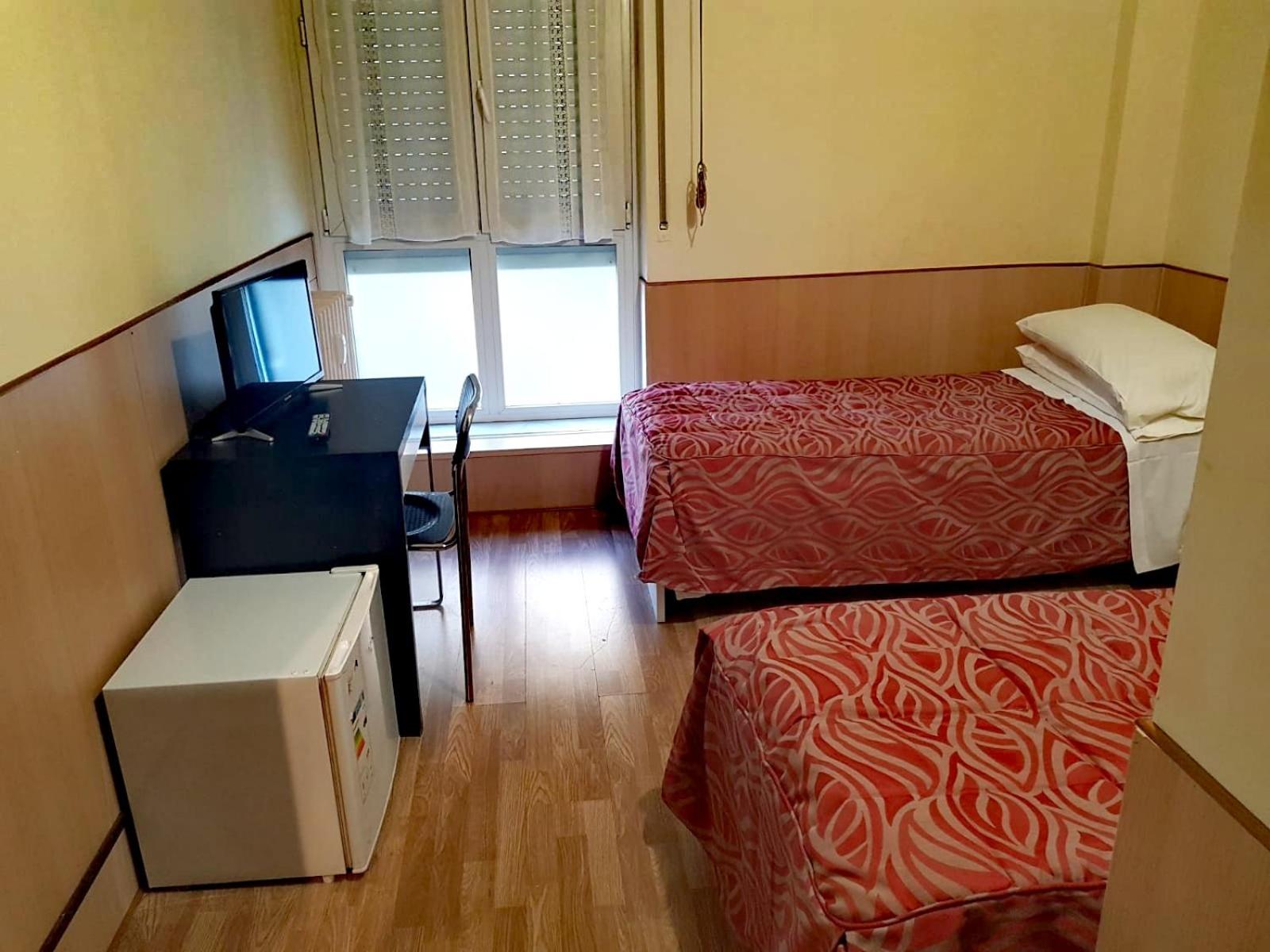 Double or Twin Room with Private Bathroom - Photo 3
