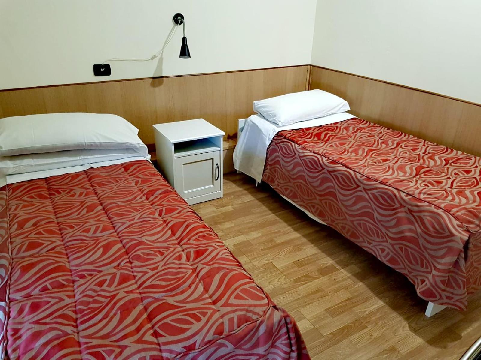 Double or Twin Room with Private Bathroom - Photo 7