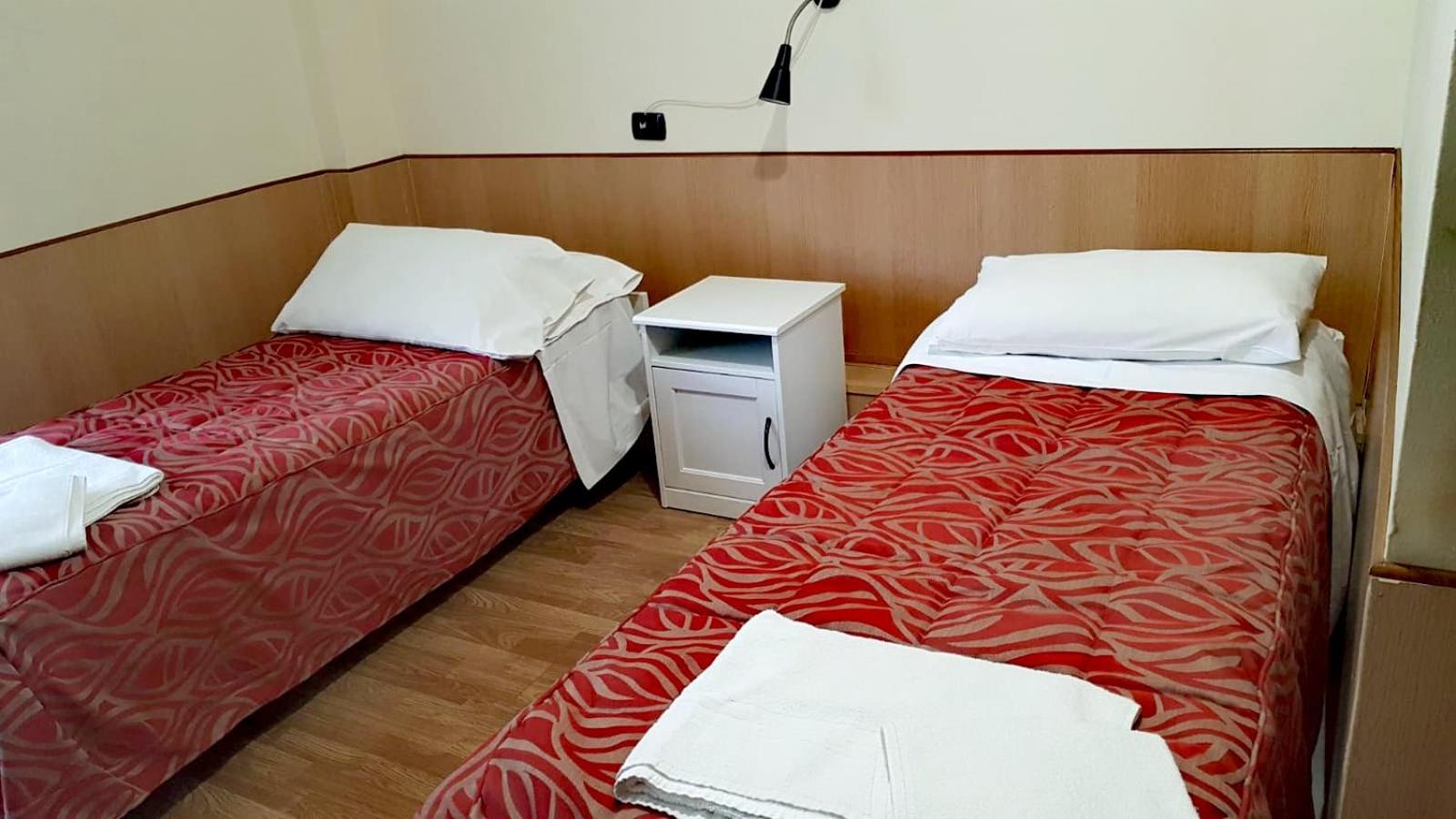 Double or Twin Room with Private Bathroom - Photo 2