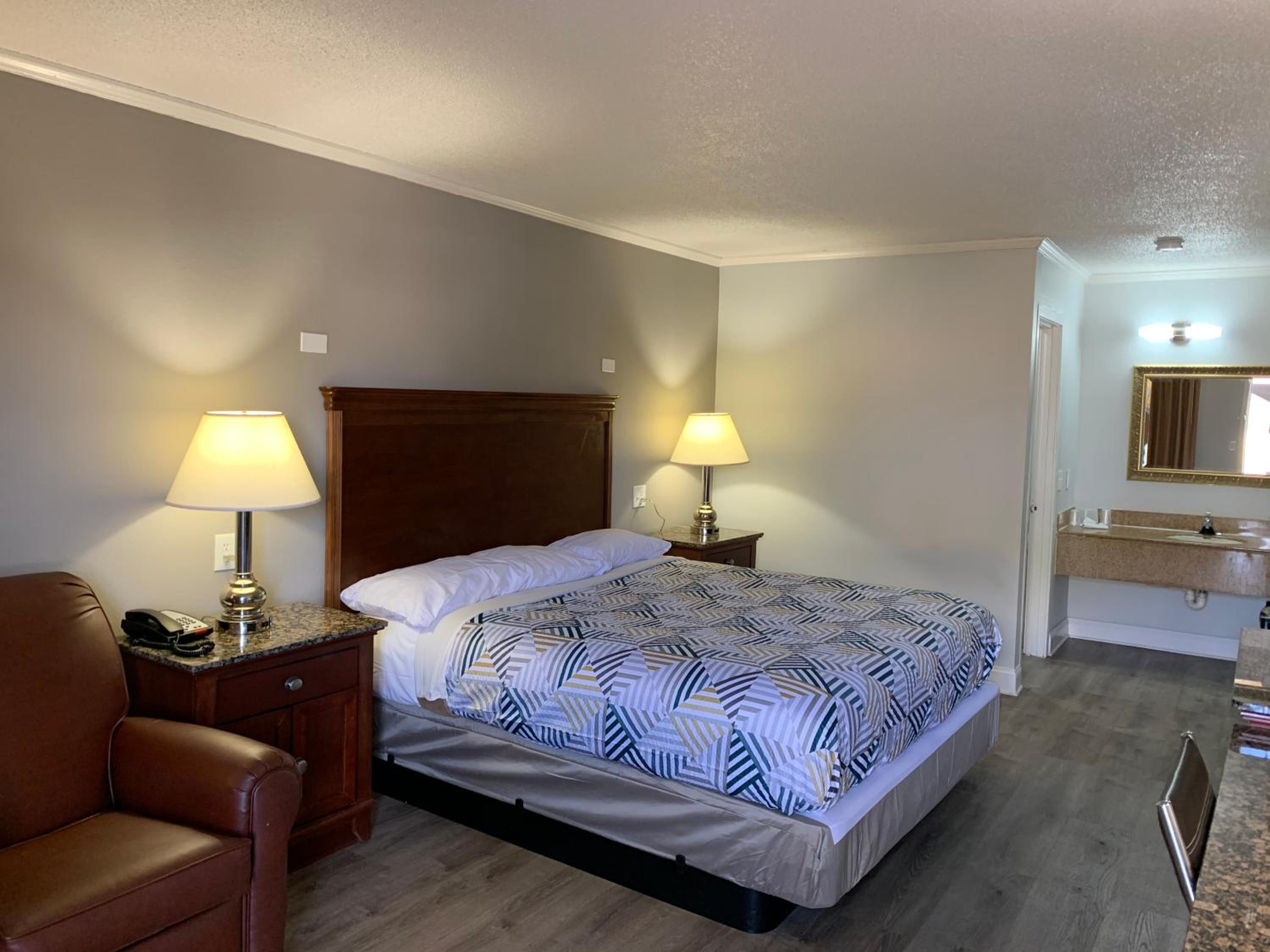 Deluxe King Room - Non-Smoking photo 3