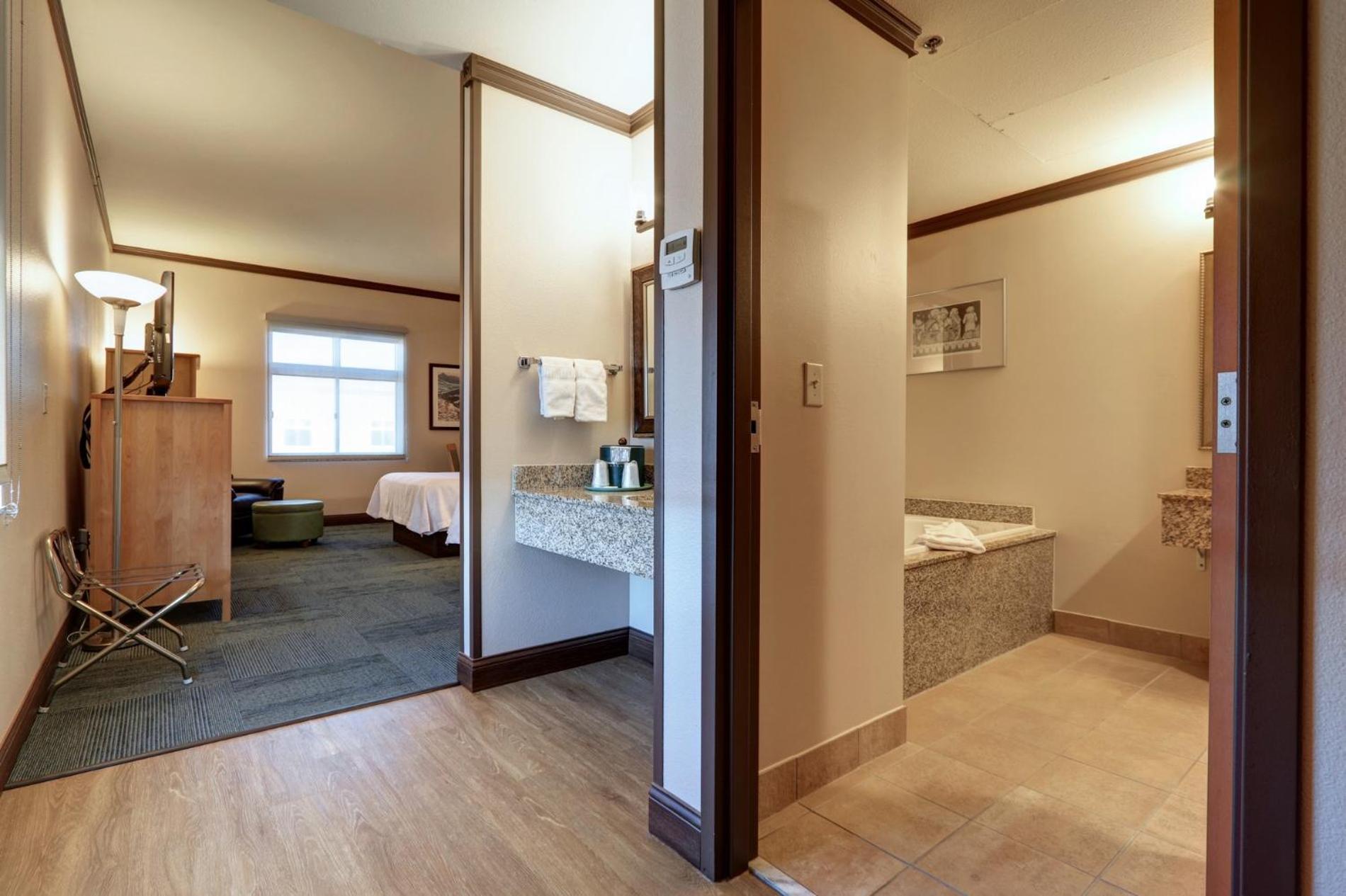 Queen Room with Two Queen Beds - Photo 8