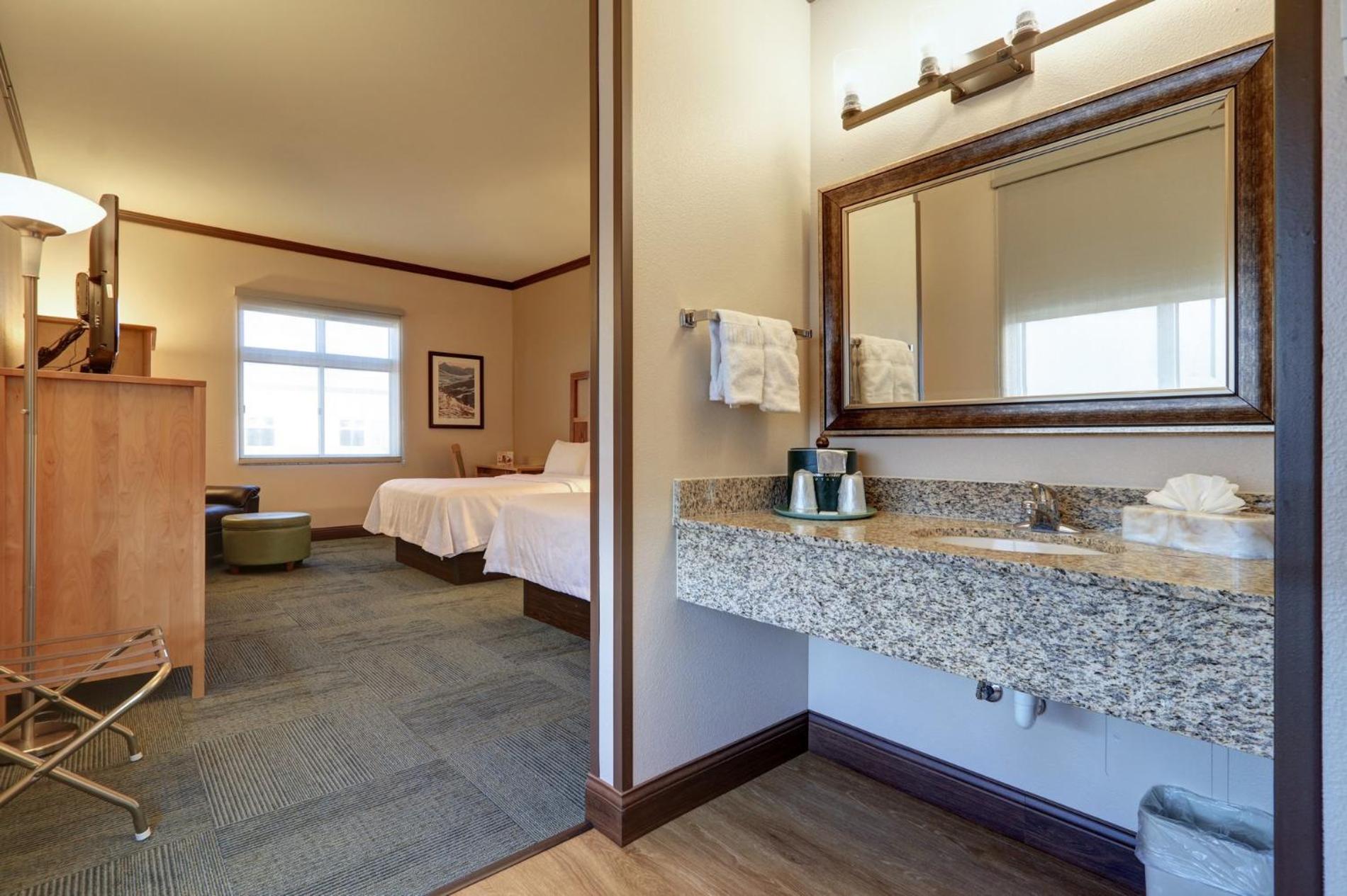 Queen Room with Two Queen Beds - Photo 9