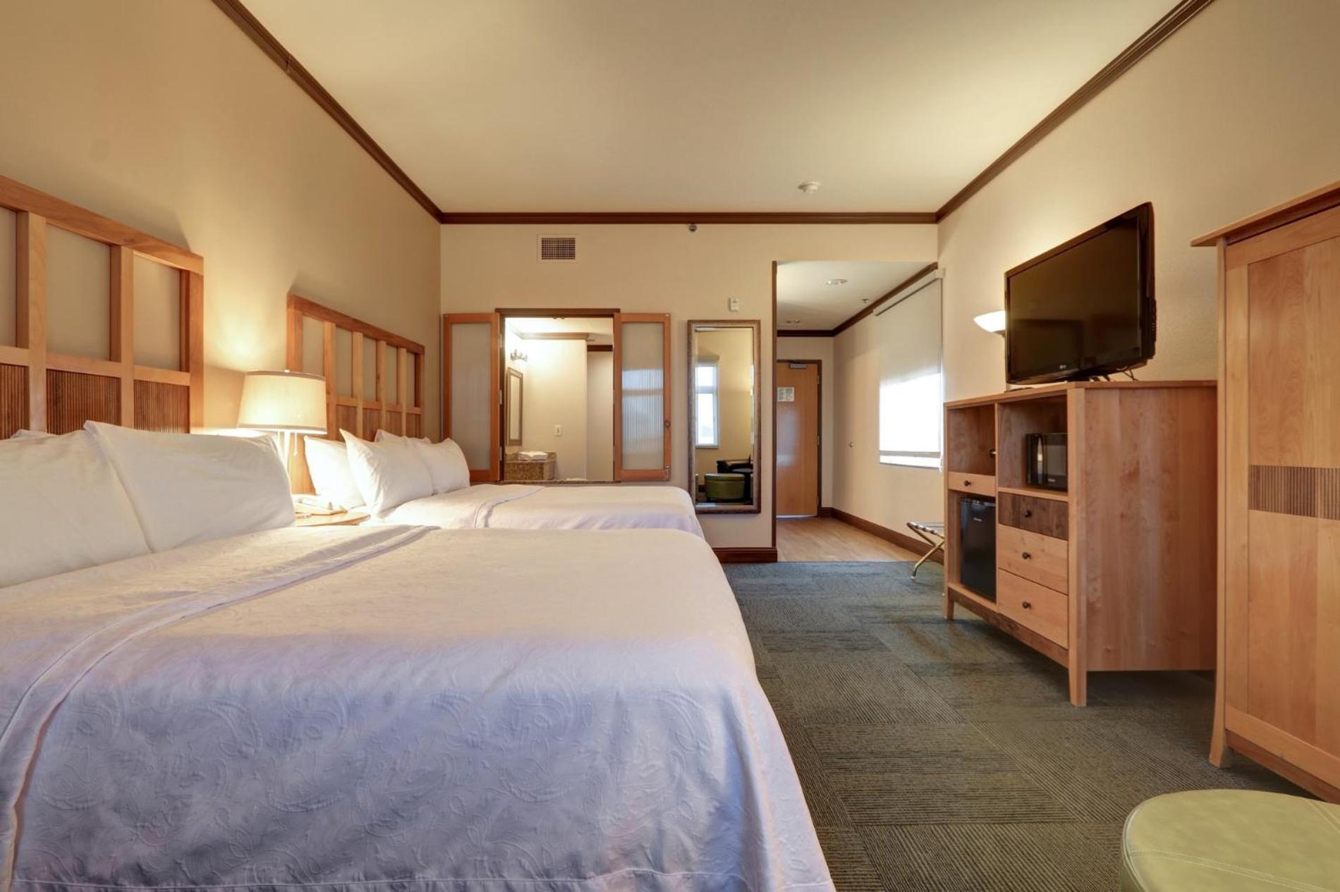 Queen Room with Two Queen Beds - Photo 7