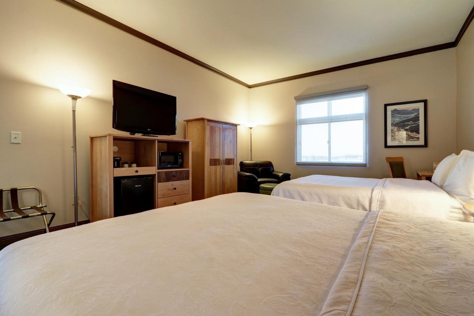 Queen Room with Two Queen Beds - Photo 6