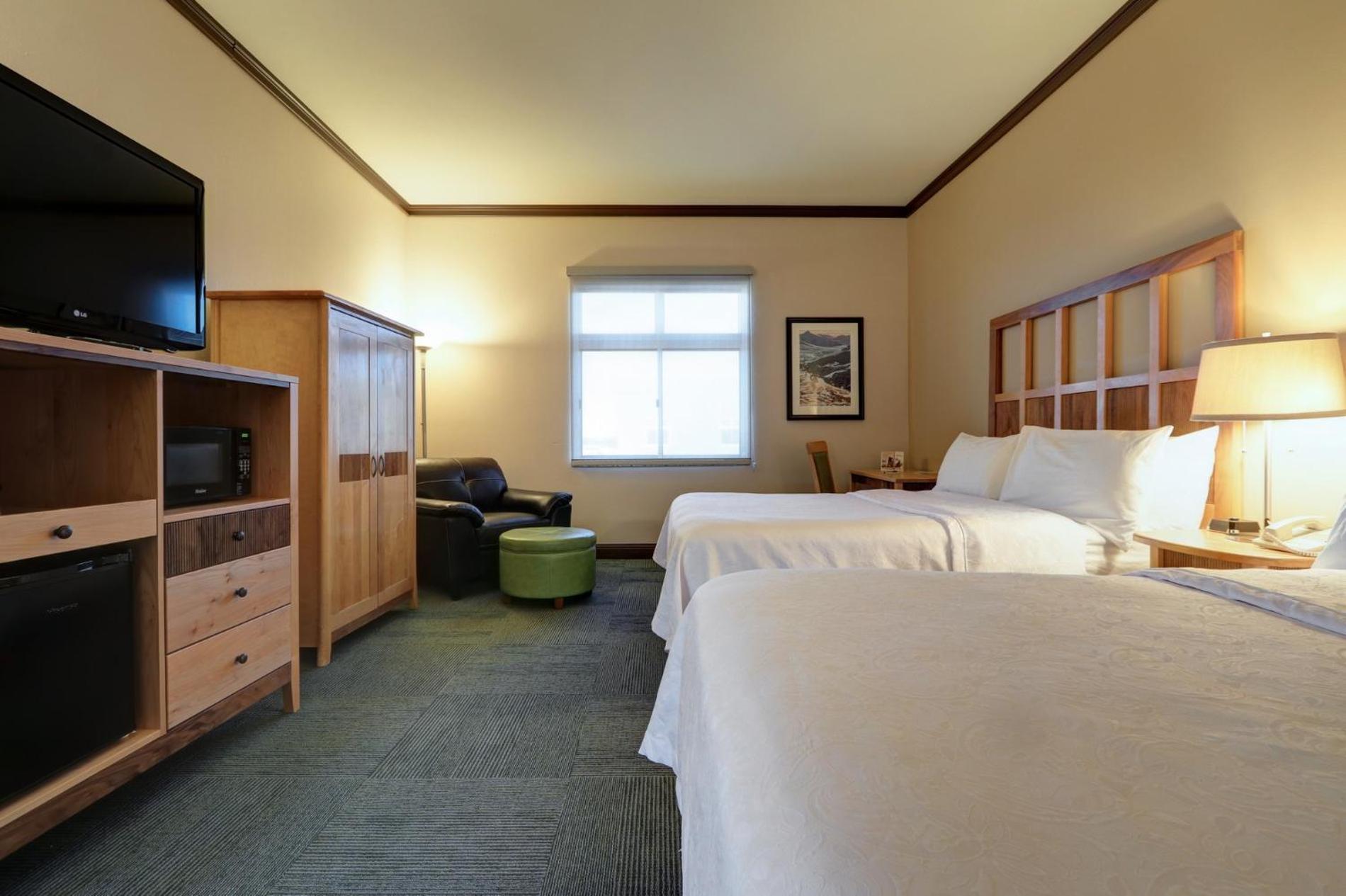 Queen Room with Two Queen Beds - Photo 5