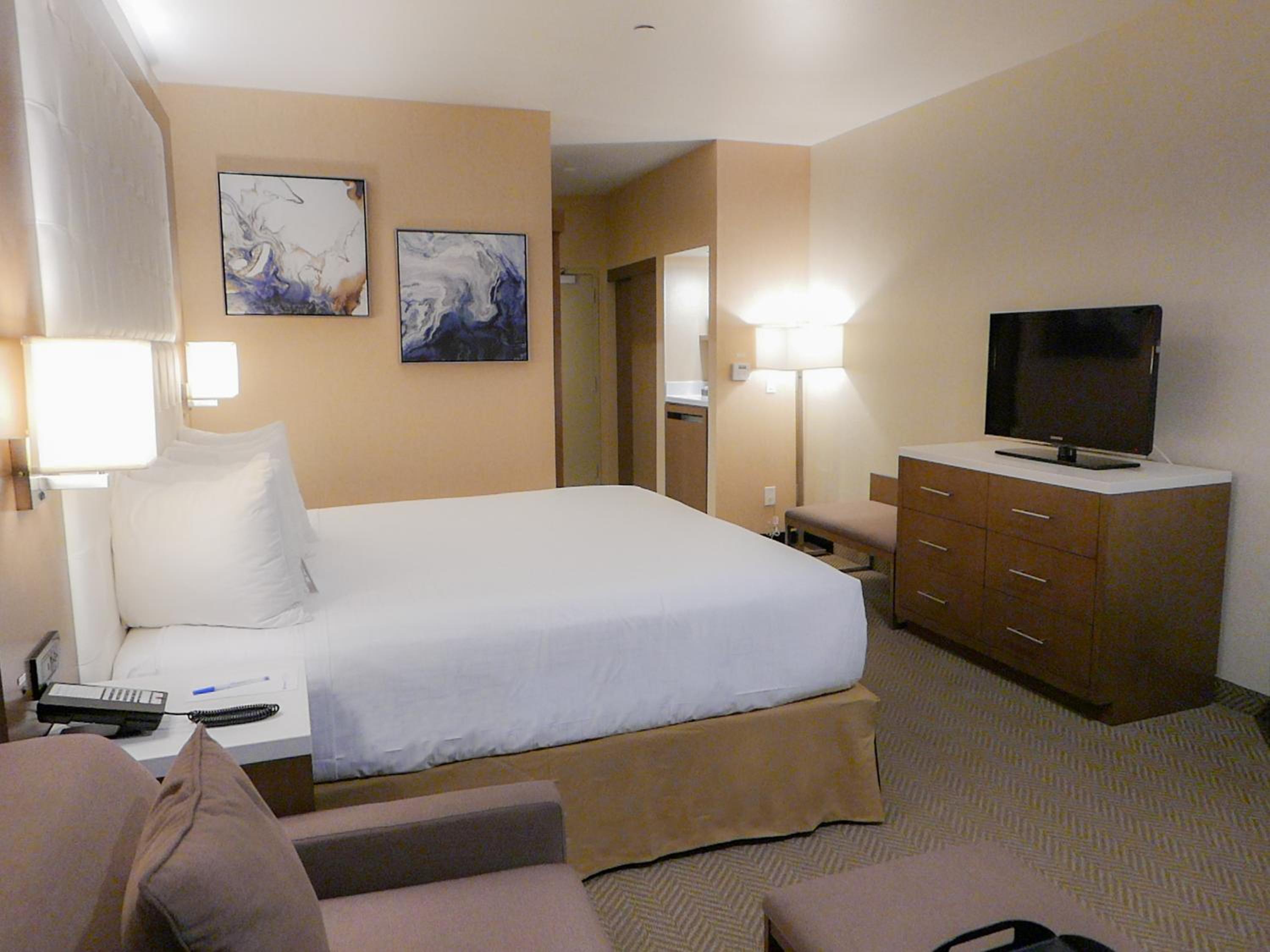 King Room - Non-Smoking - Photo 2