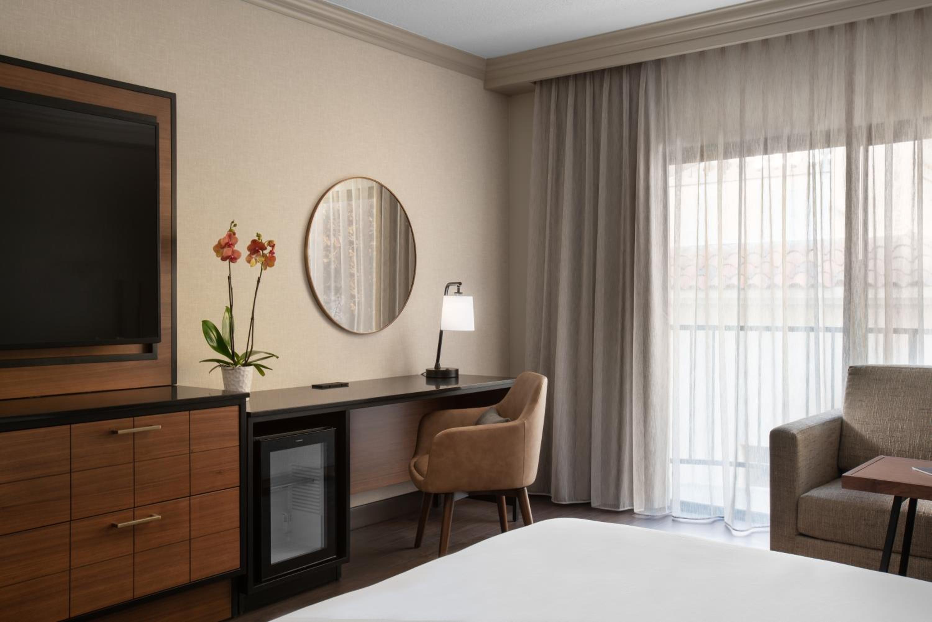 King Room with Balcony - Photo 4