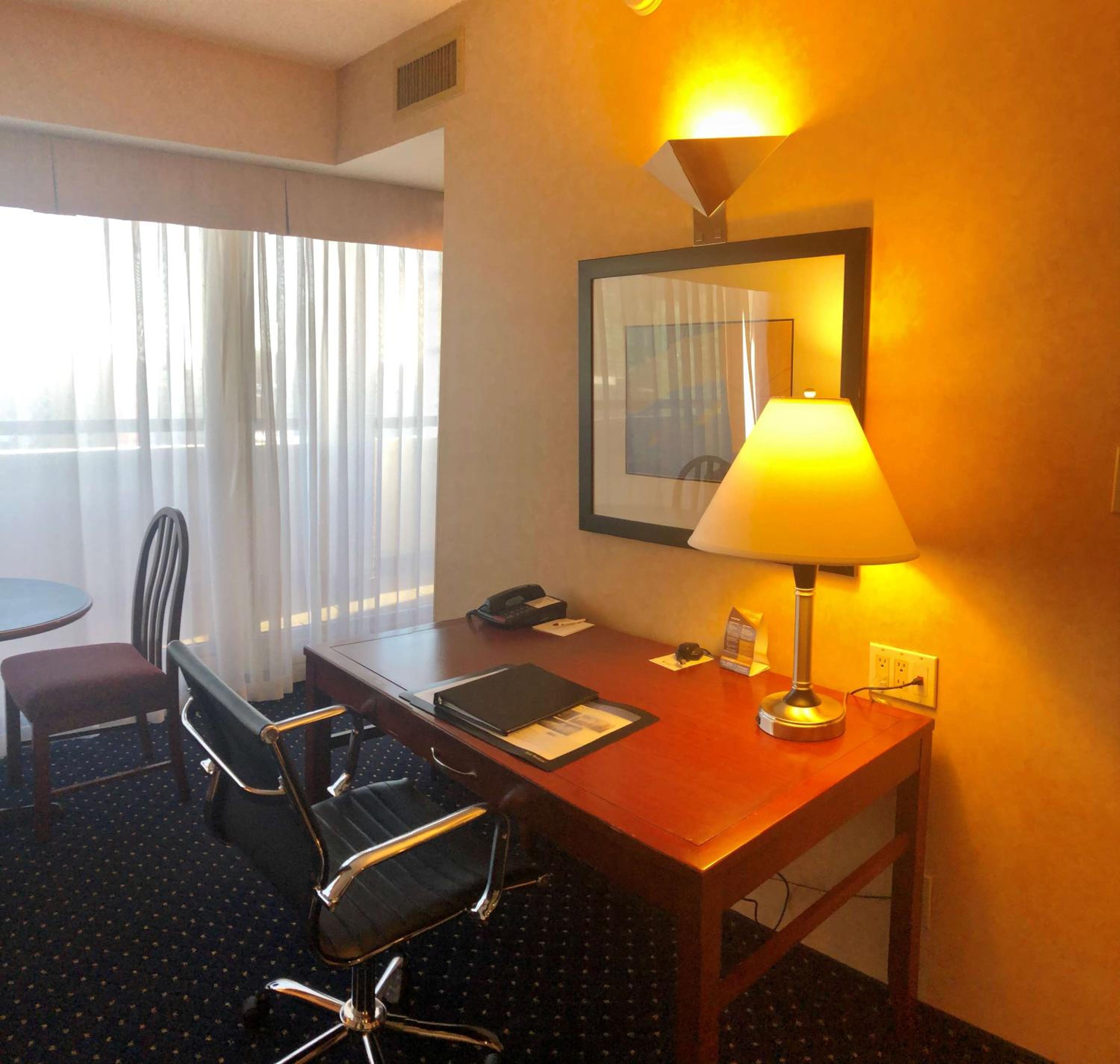 Queen Suite with Spa Bath photo 3