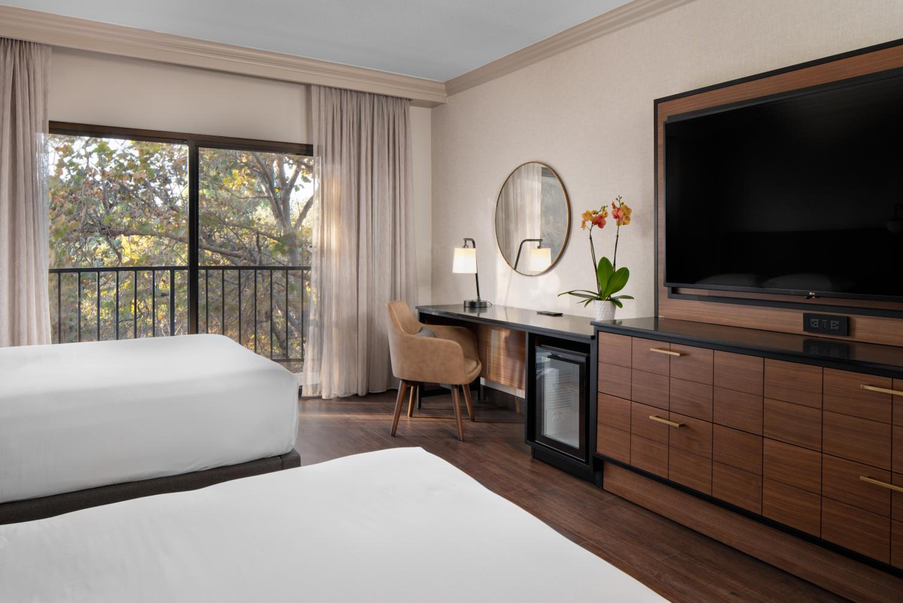 Queen Room with Two Queen Beds and Balcony - Photo 7
