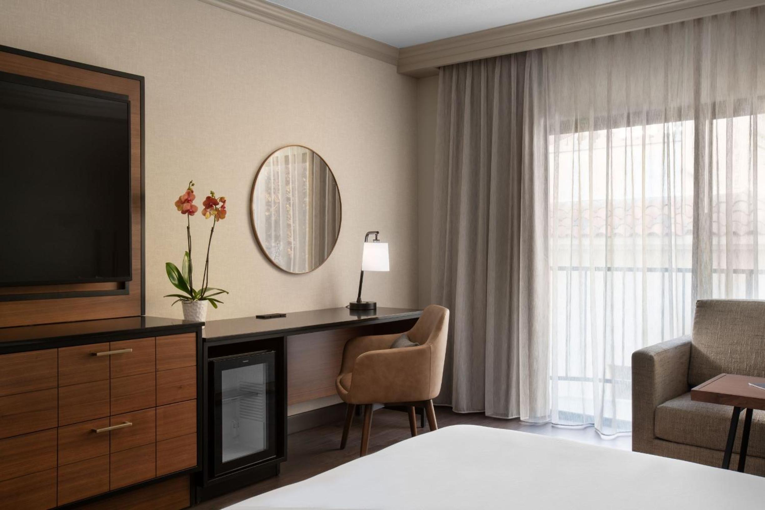 King Room with Balcony - Photo 6