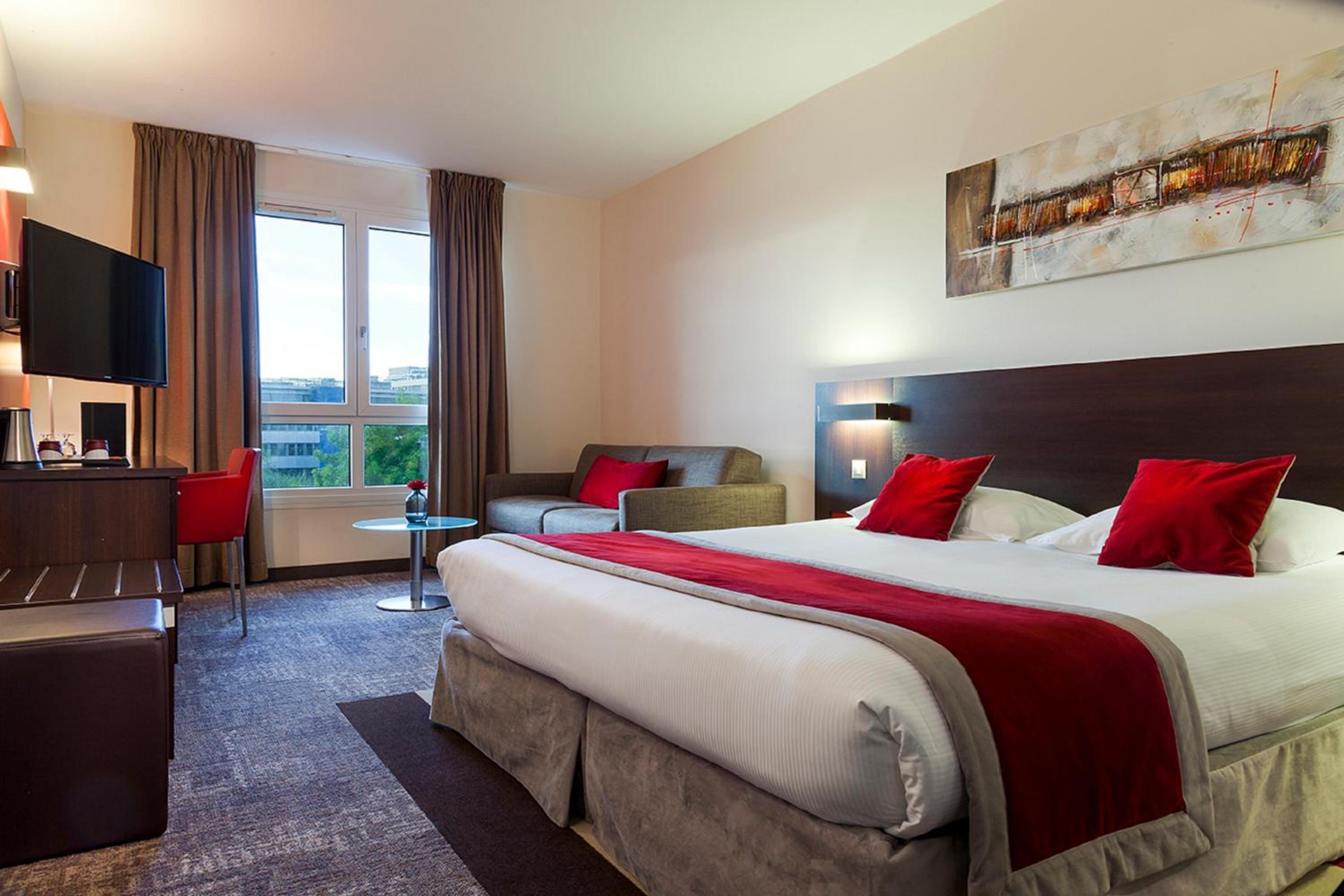Premium King Room with Lake View - Photo 4