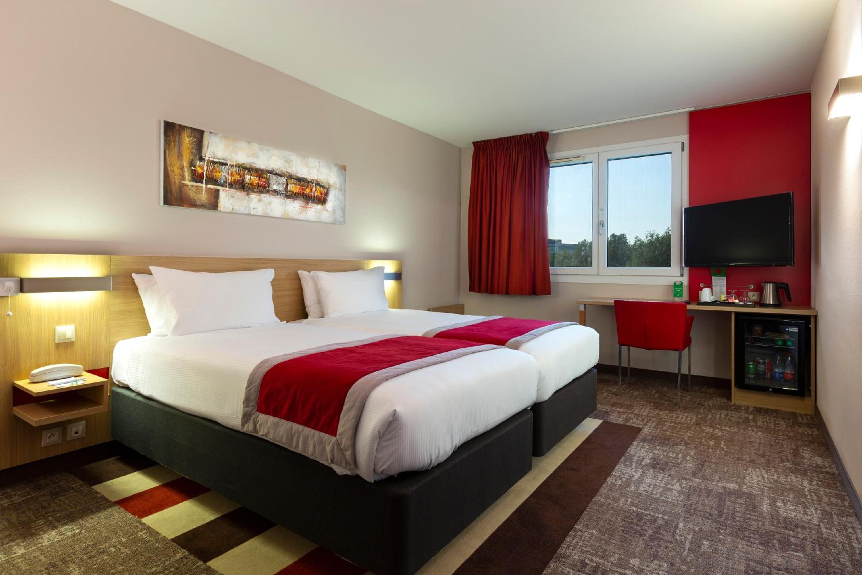 Standard Queen Room with City View - Disability Access - Photo 3