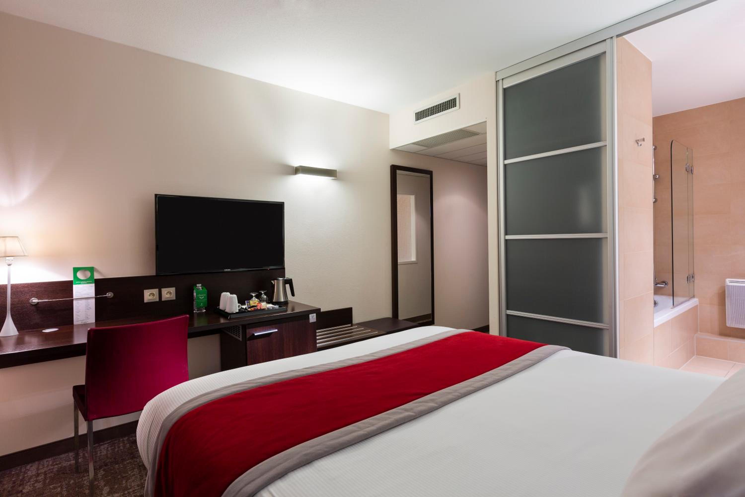 Queen Room with Lake View - Photo 2