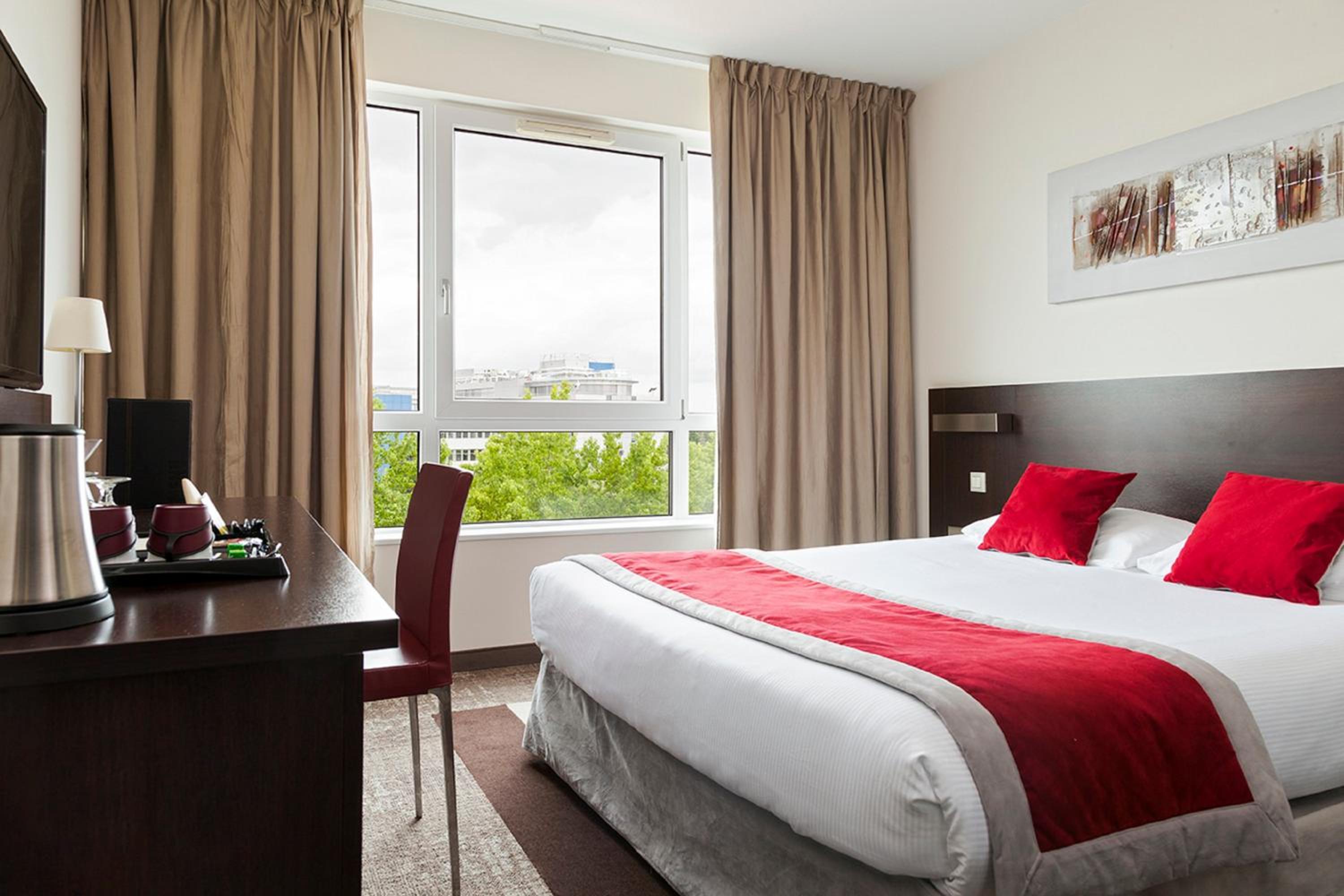 Queen Room with Lake View - Photo 3