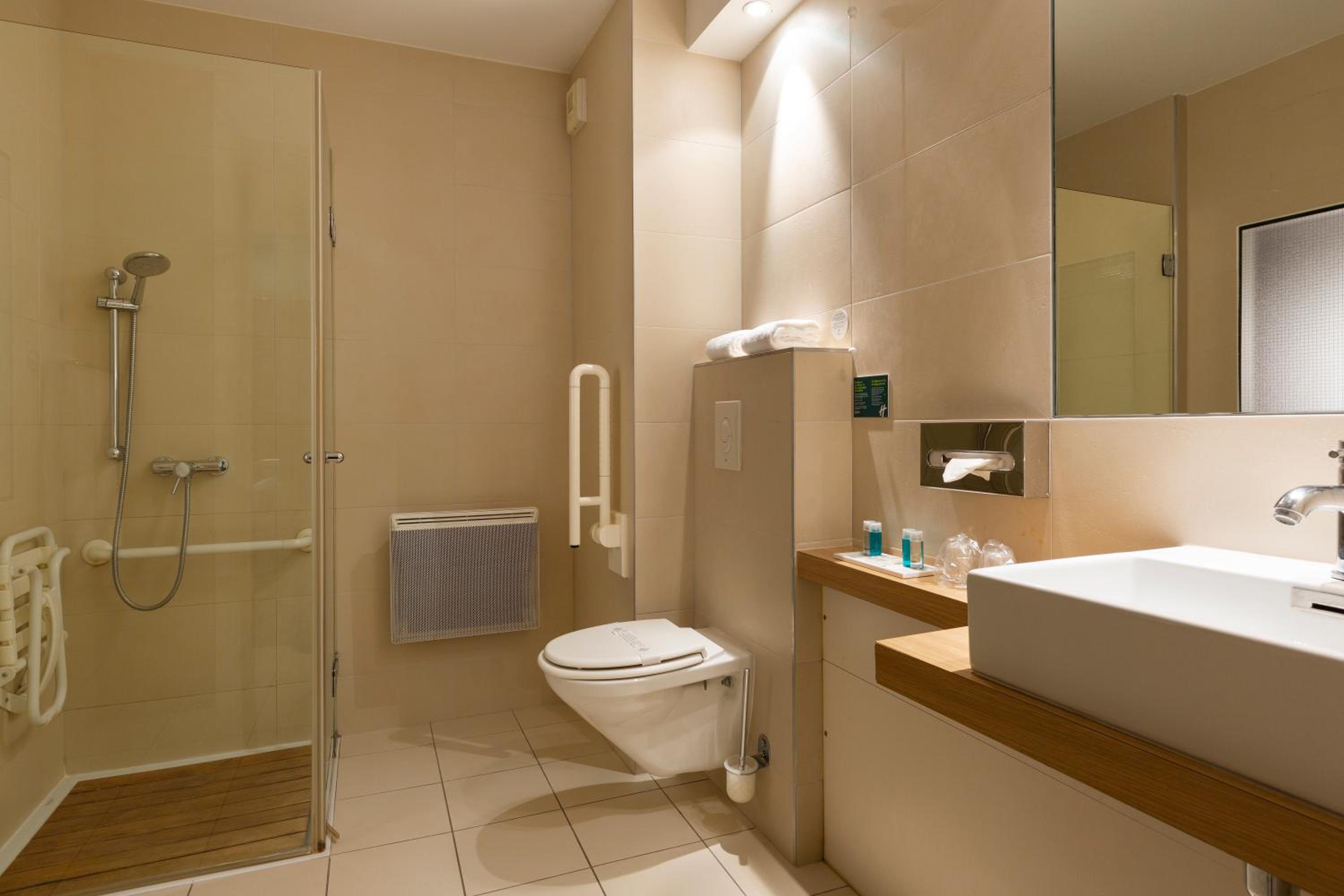 Standard Queen Room with City View - Disability Access - Photo 4