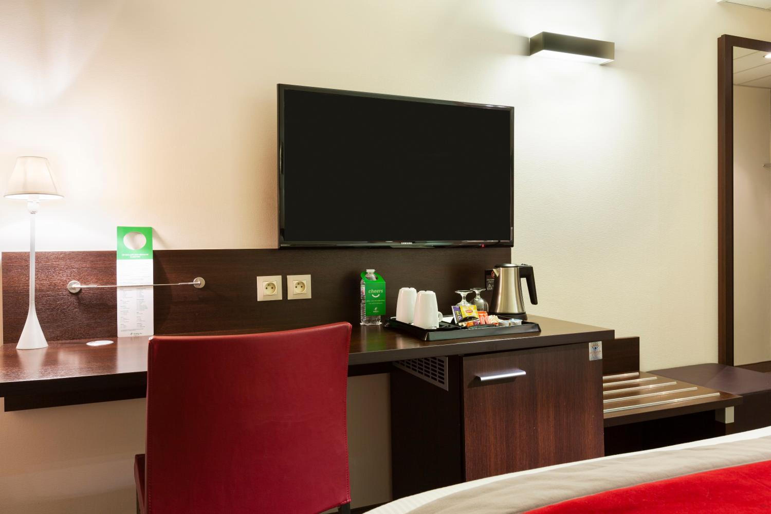 Queen Room with Lake View - Photo 7