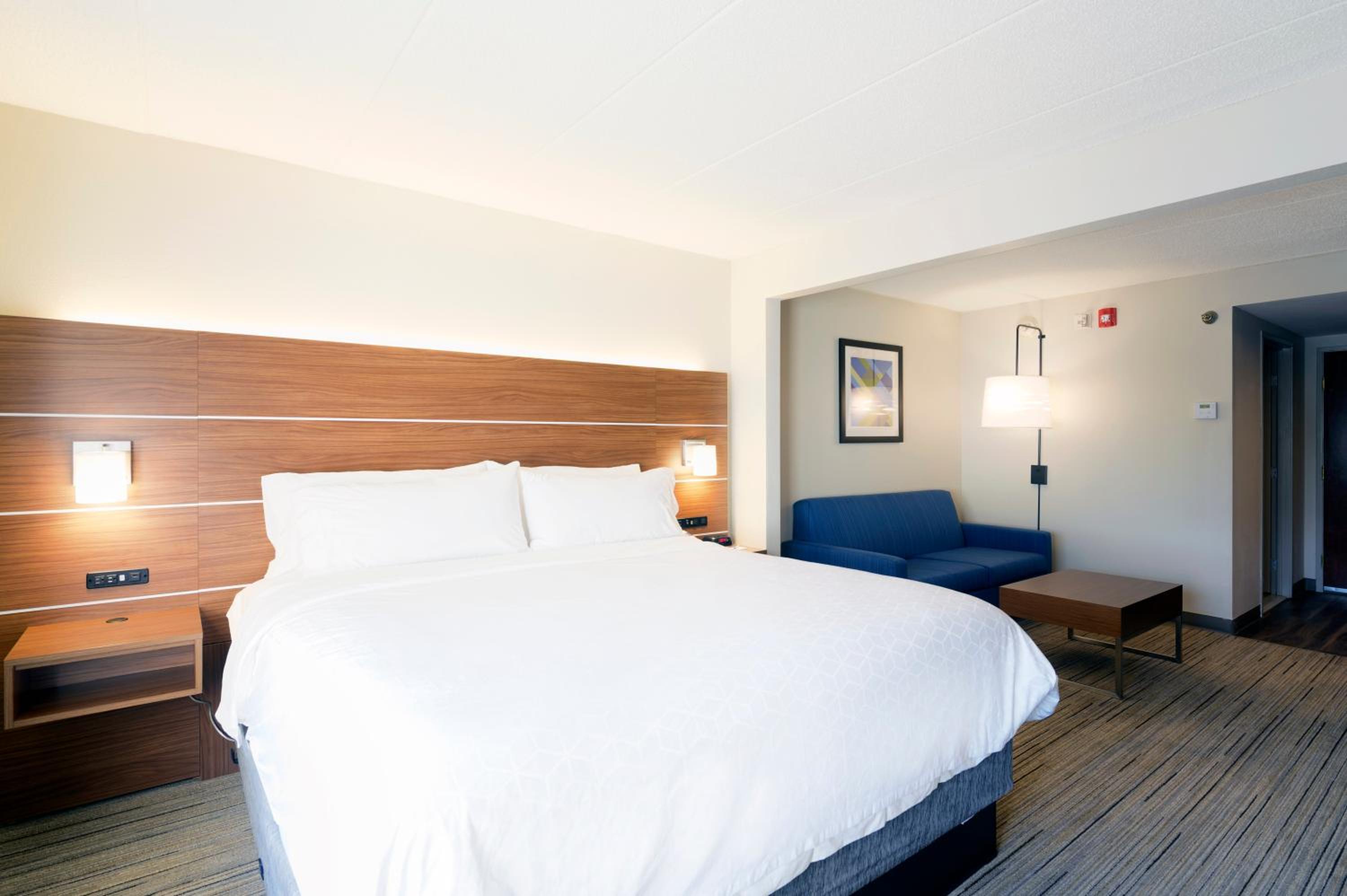 Standard King Room with Sofa Bed - Non-Smoking - Photo 2