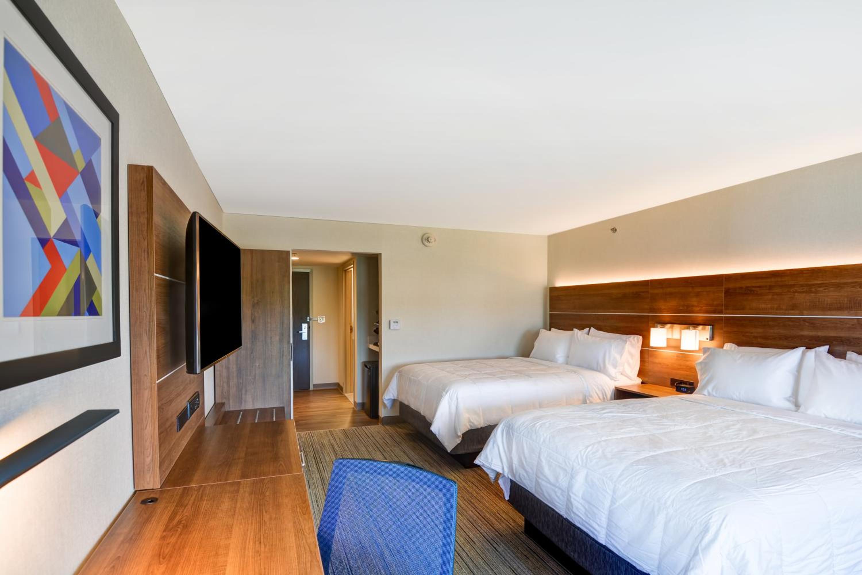 Standard Queen Room with Two Queen Beds and Mobility Accessible Tub