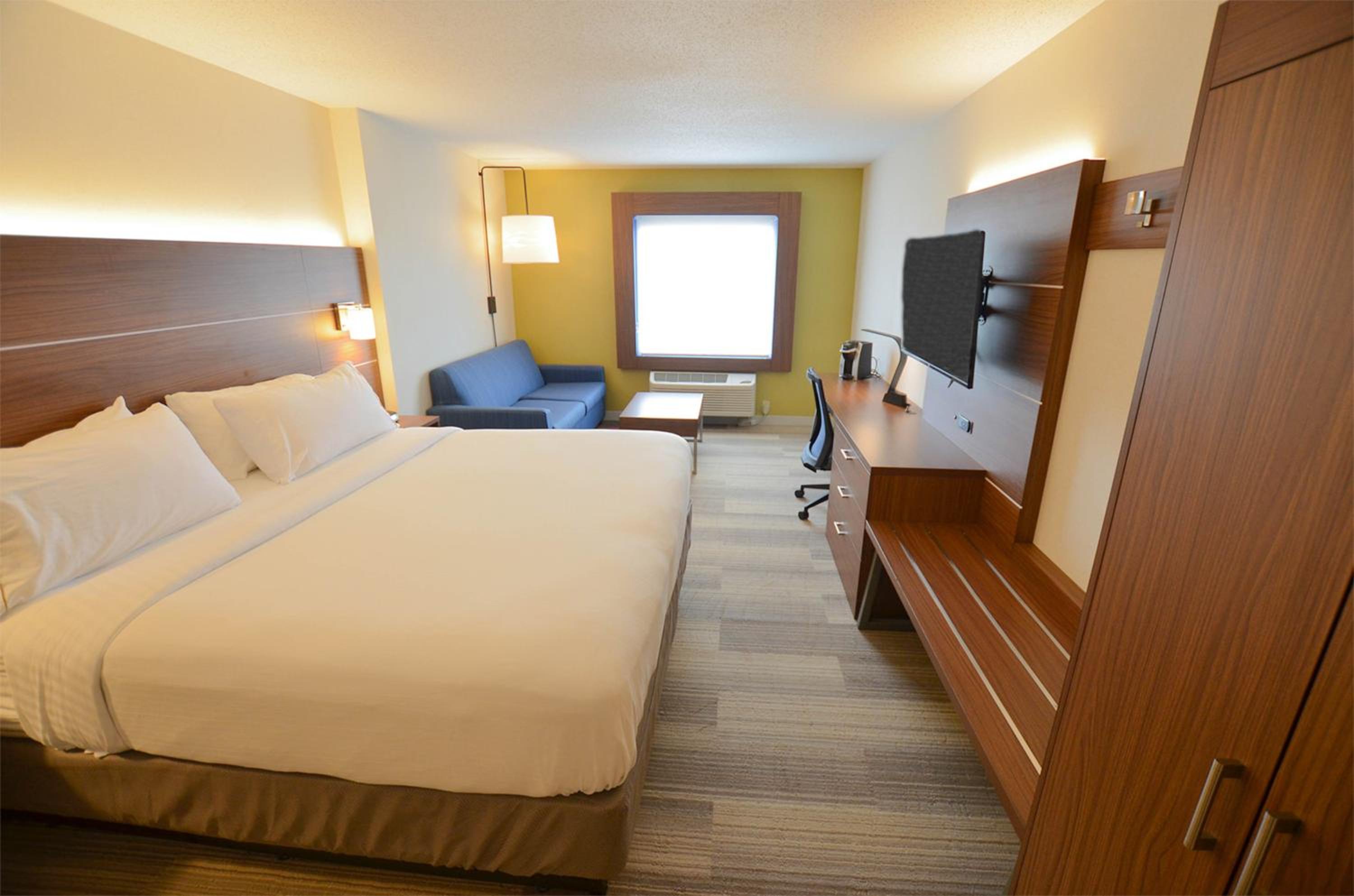 King Suite with Sofa Bed - Photo 4