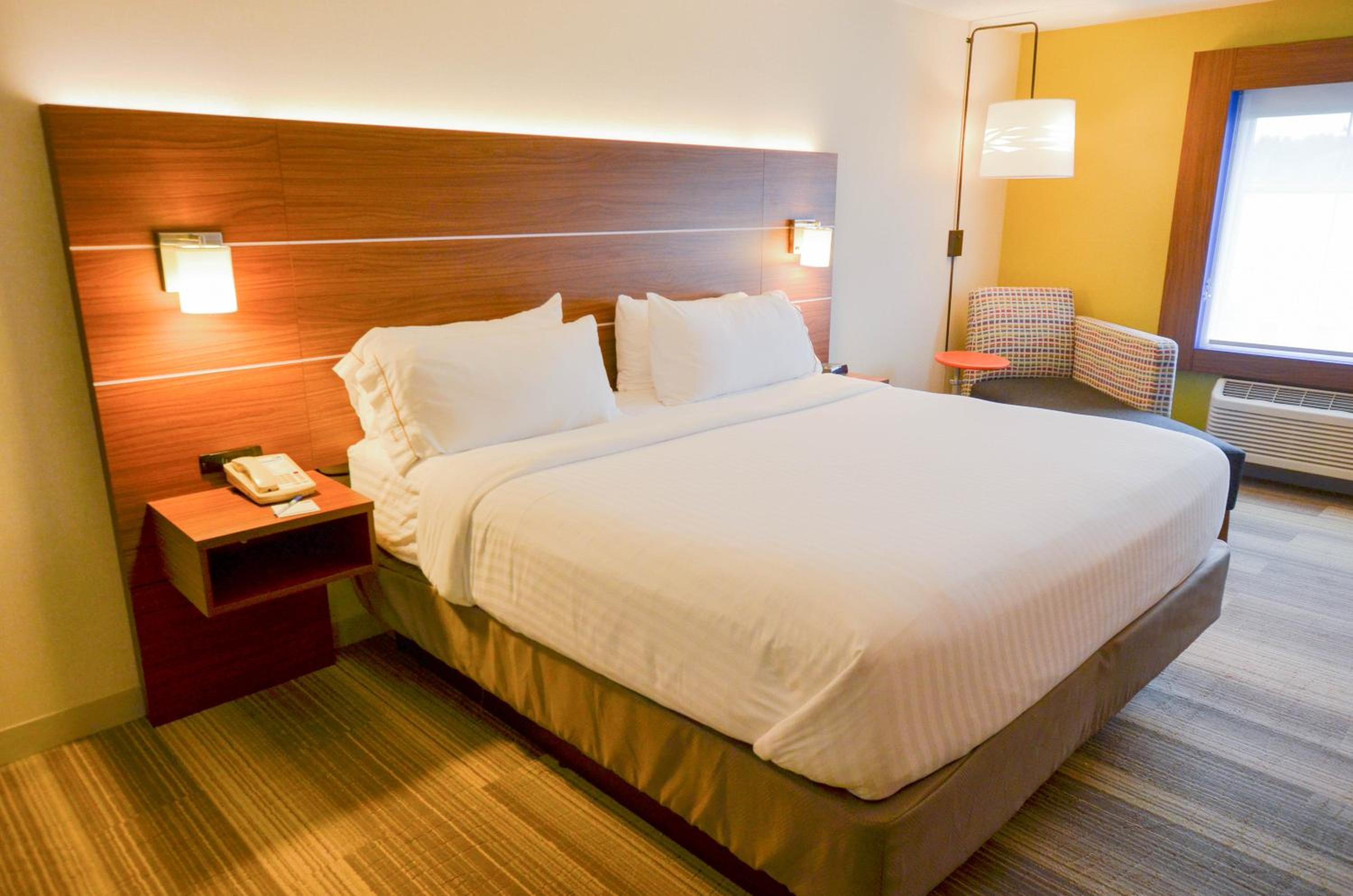 Standard King Room with Mobility Accessible Roll-In Shower - Photo 2