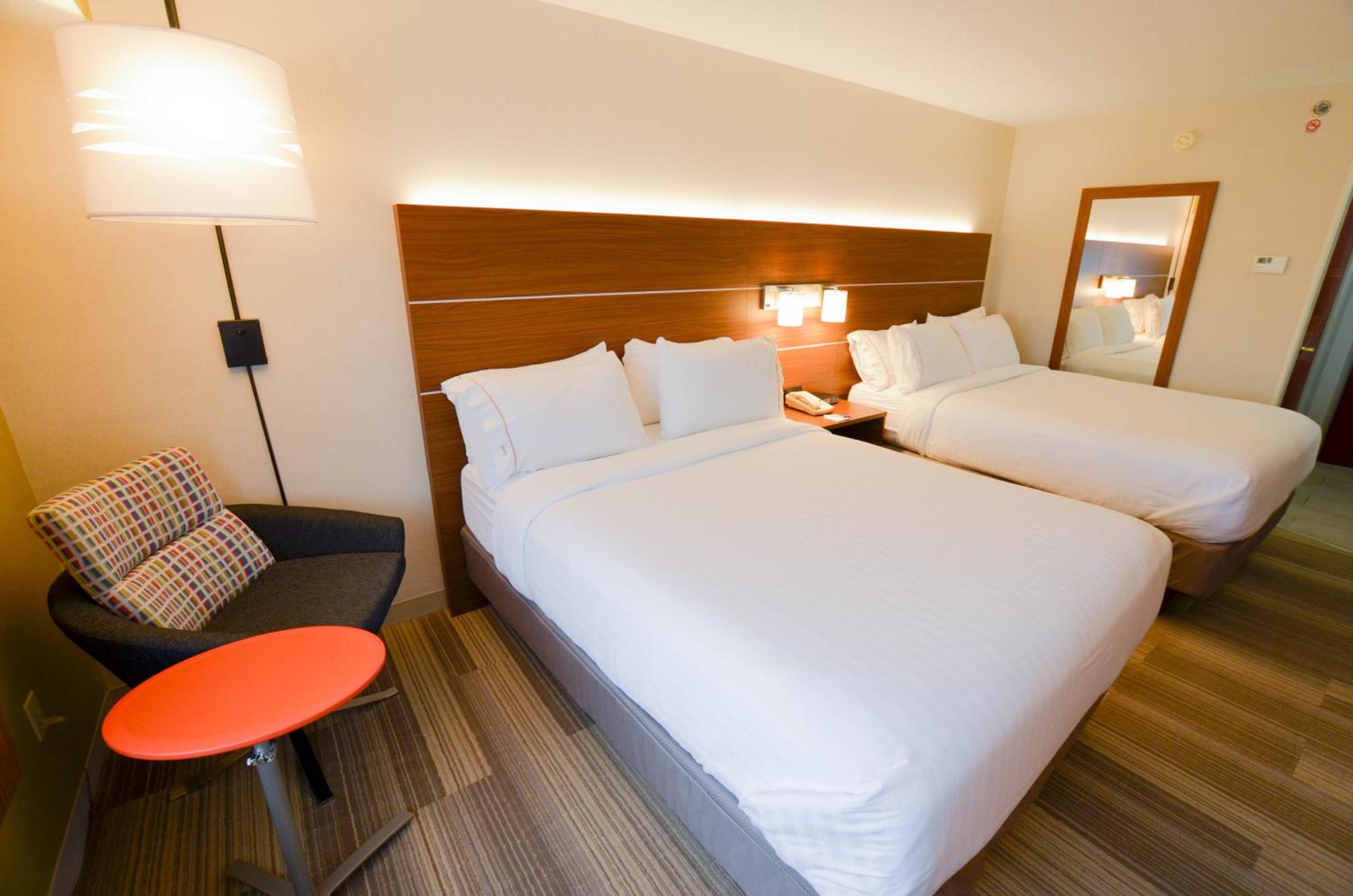 Standard Room with Two Queen Beds - Photo 2