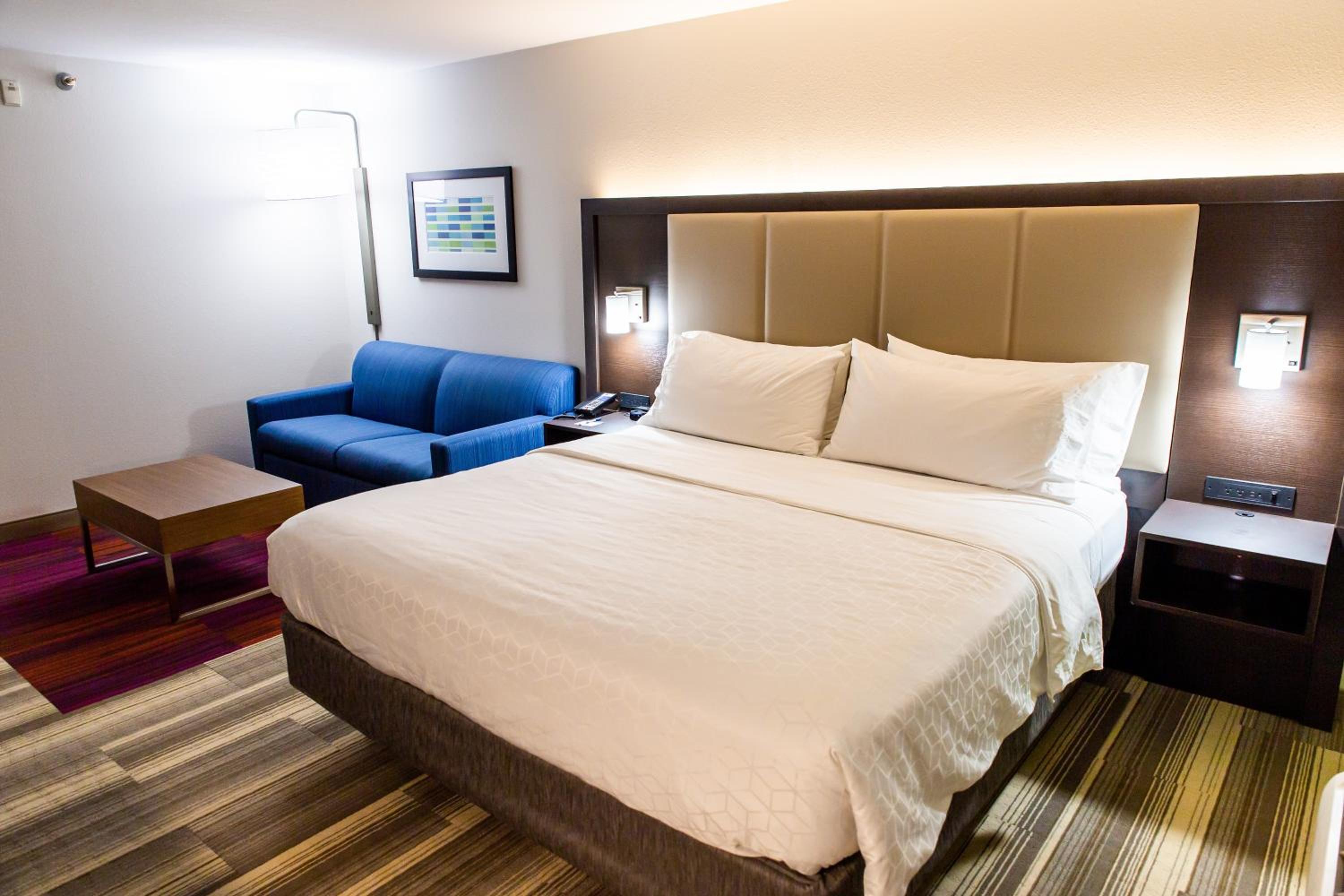Standard King Room - Photo 7