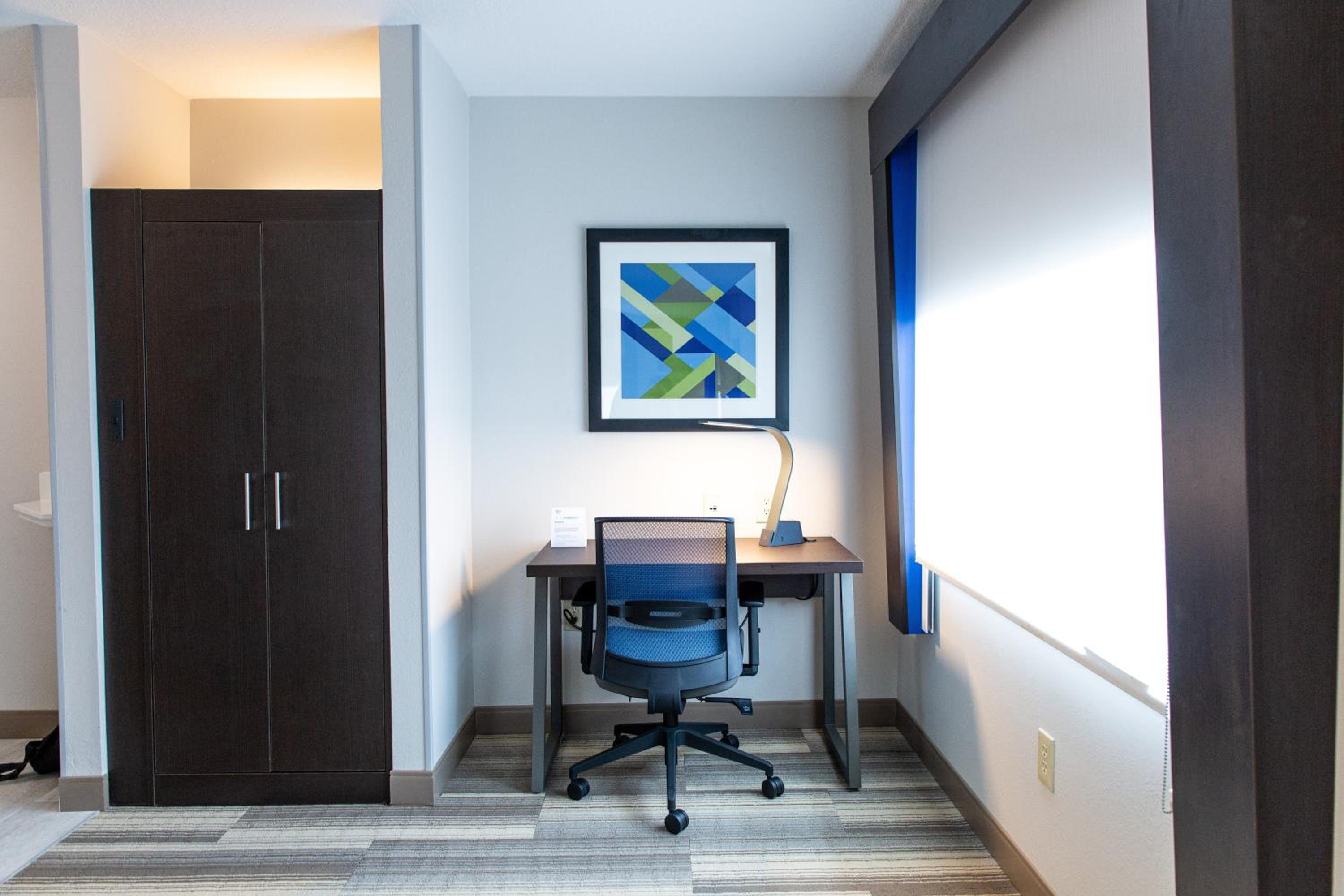 Standard King Room - Photo 5