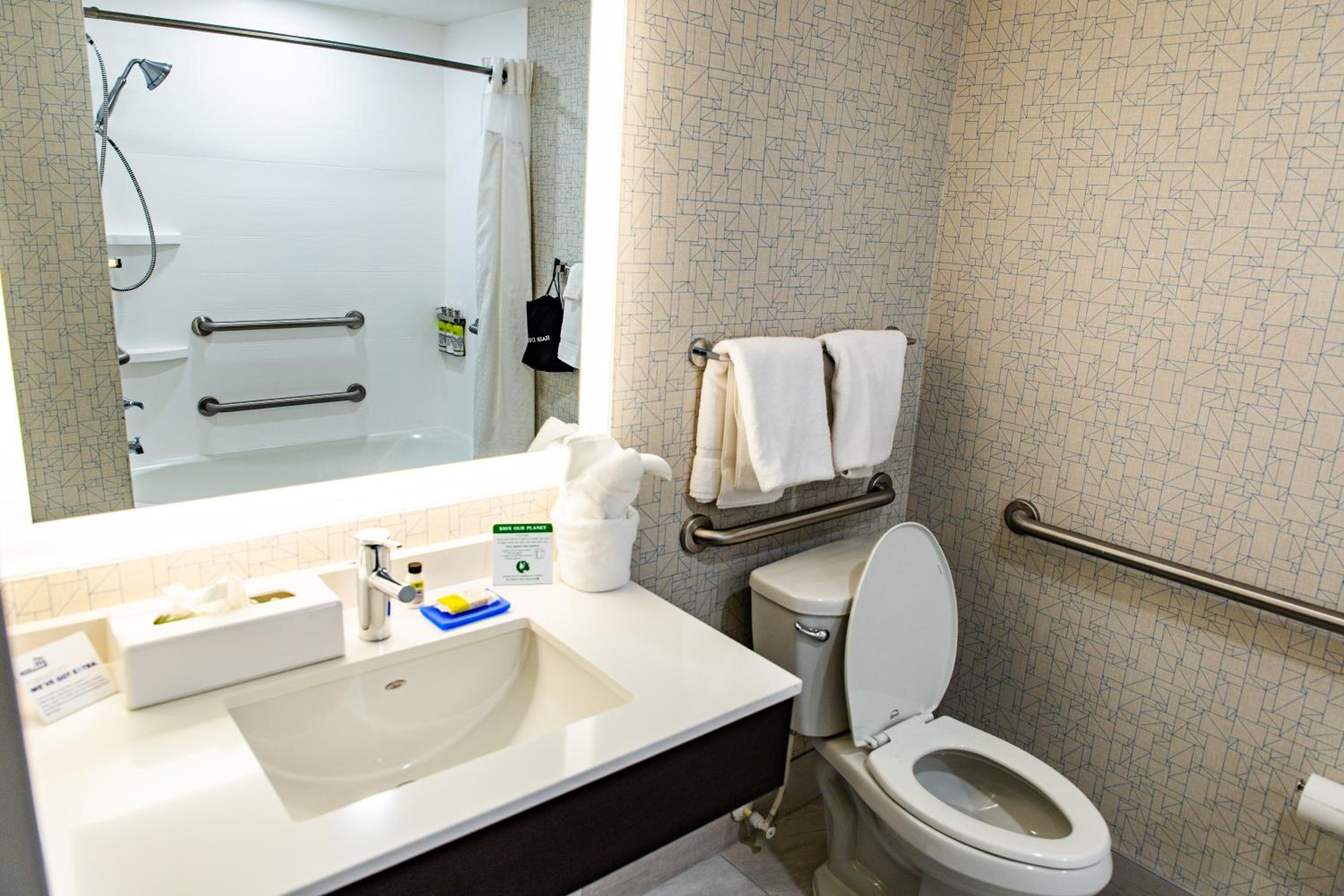 Room with Two Beds - Hearing Accessible - Non-Smoking photo 3
