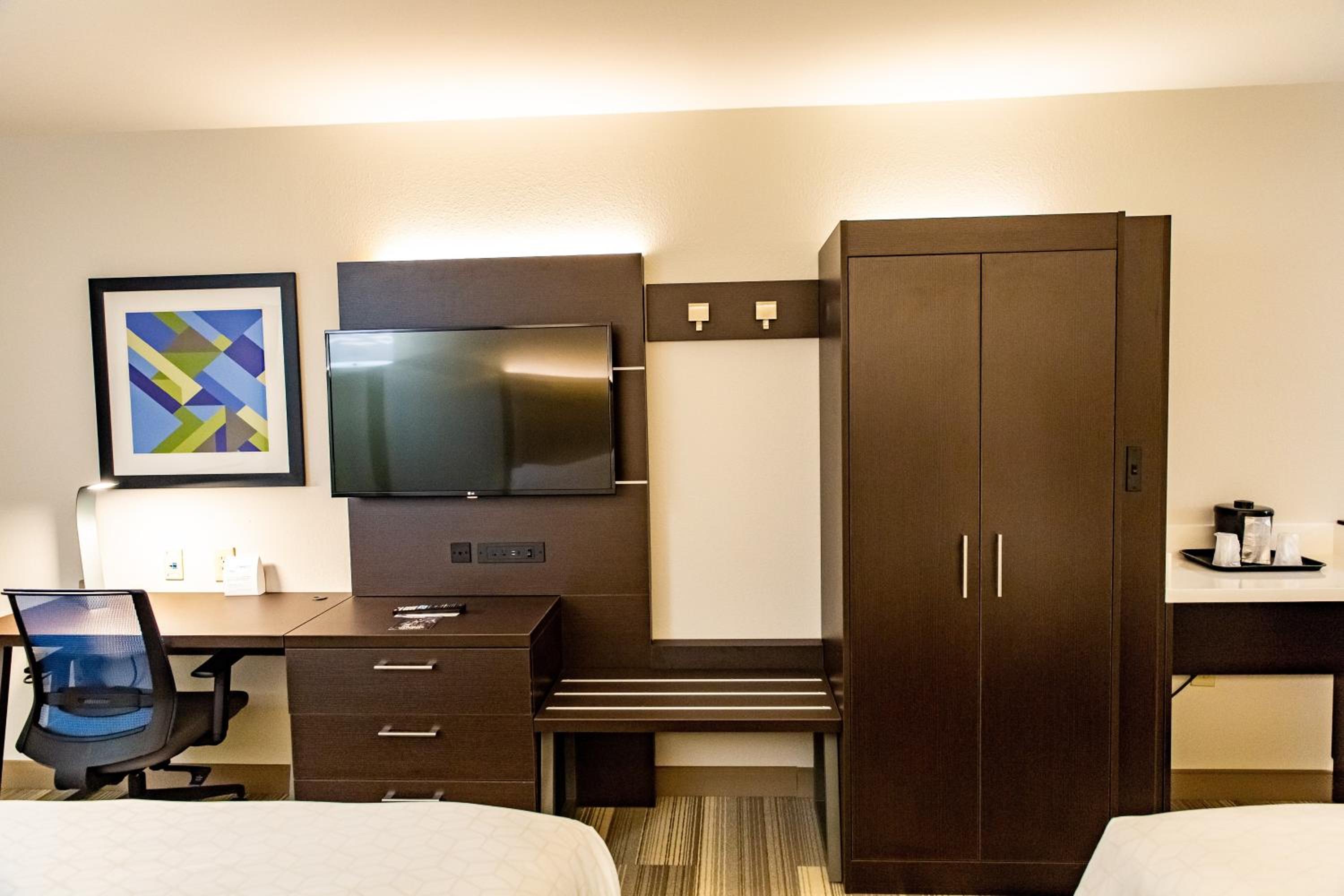 Standard Queen Room with Two Queen Beds - Photo 5