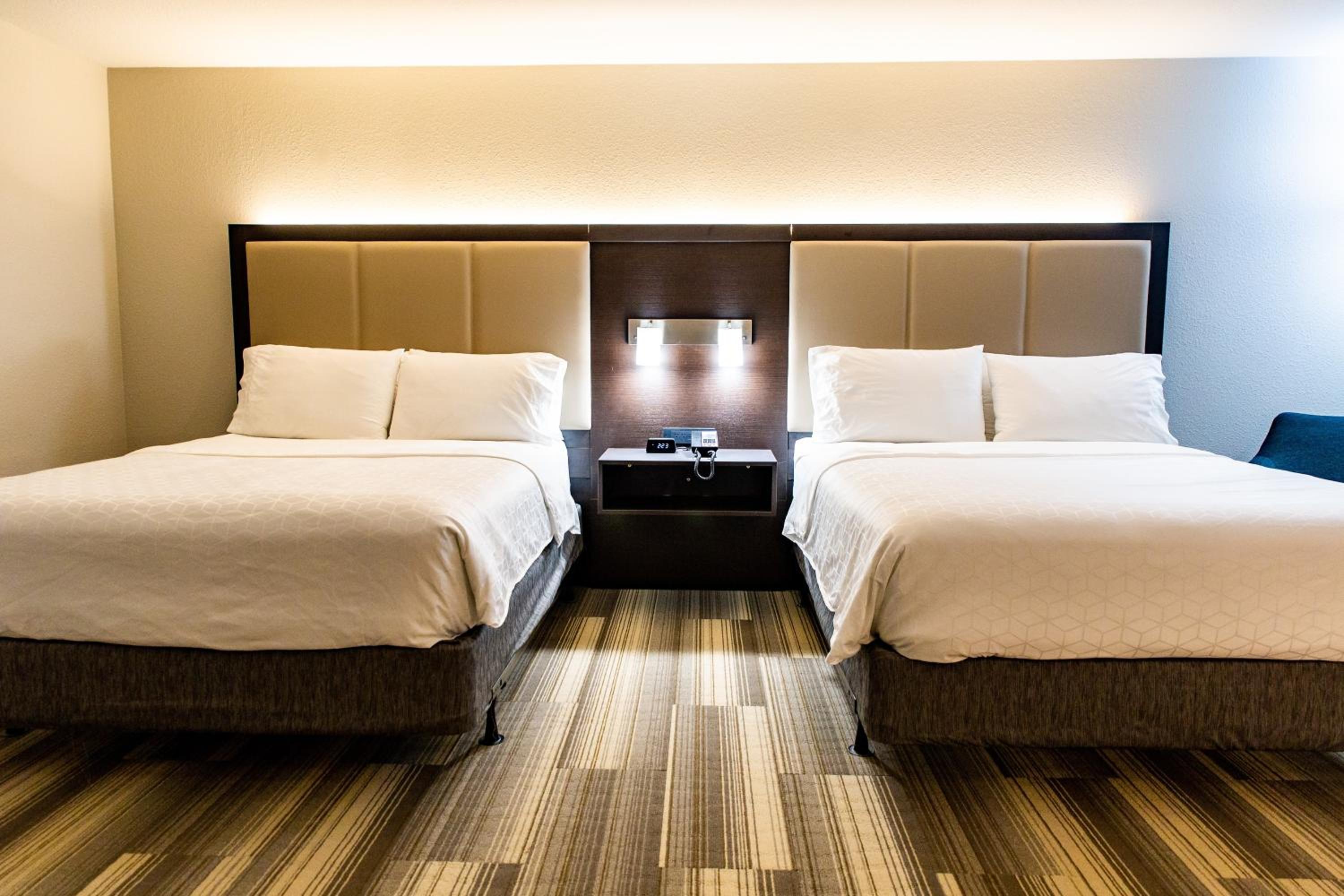 Standard Queen Room with Two Queen Beds - Photo 2
