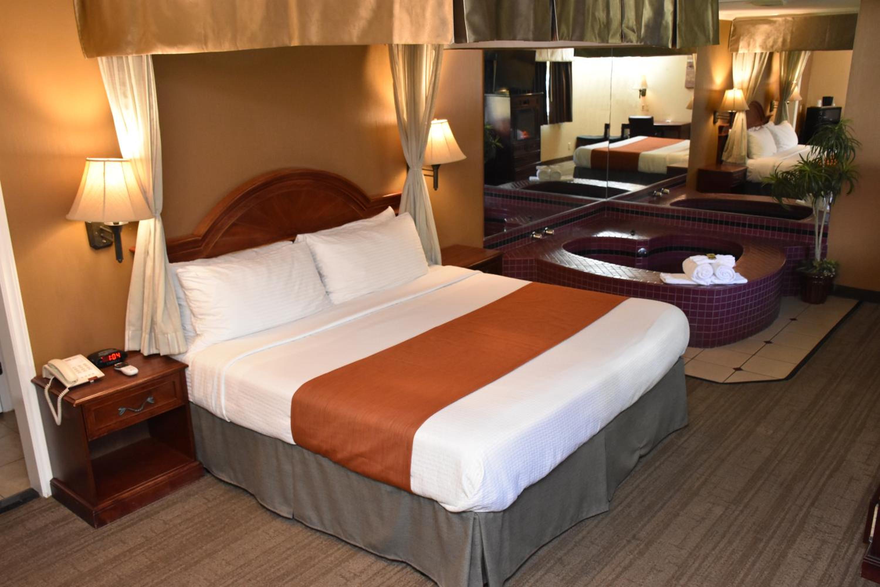 Honeymoon Suite - Photo 1