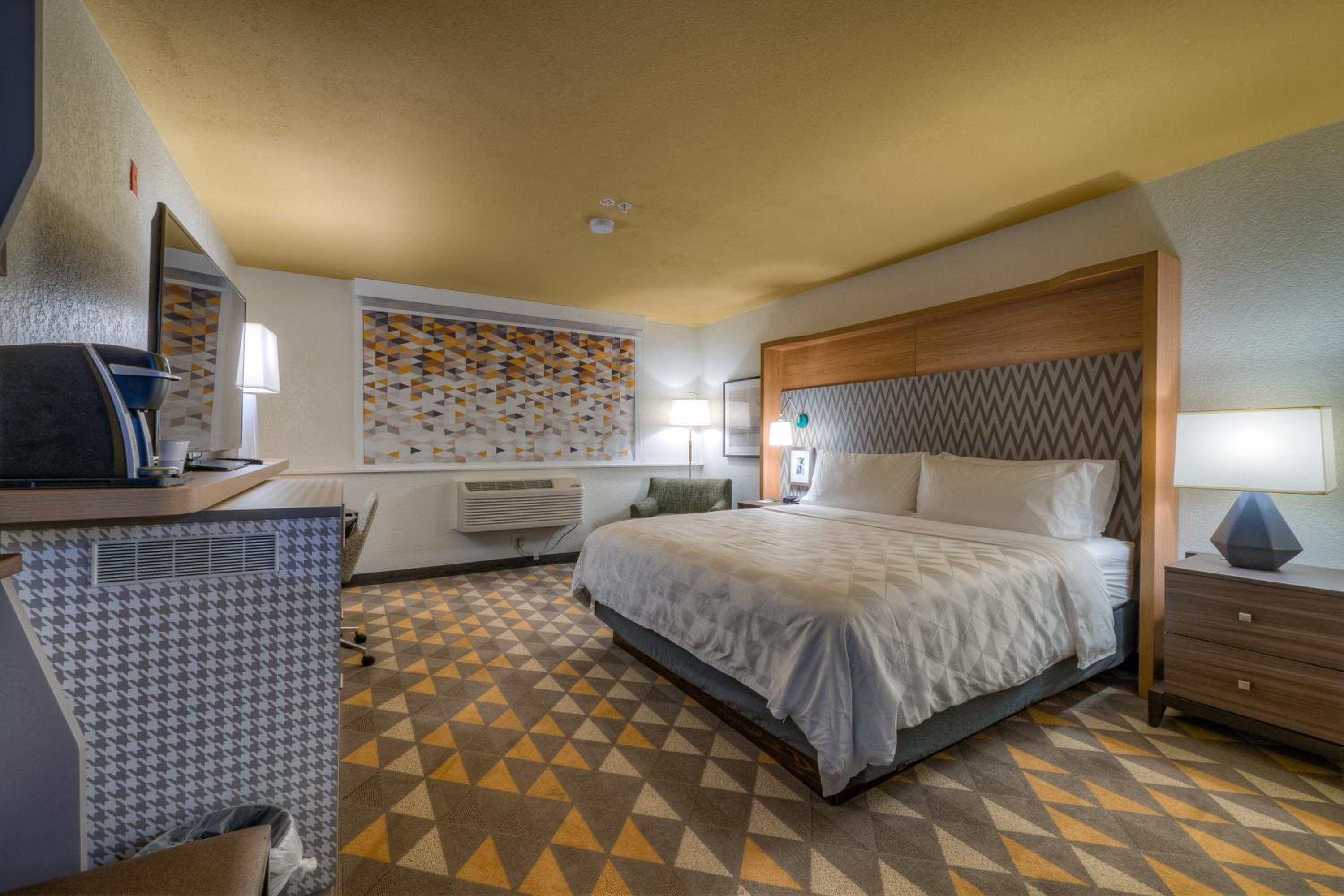 Standard King Room - Photo 4
