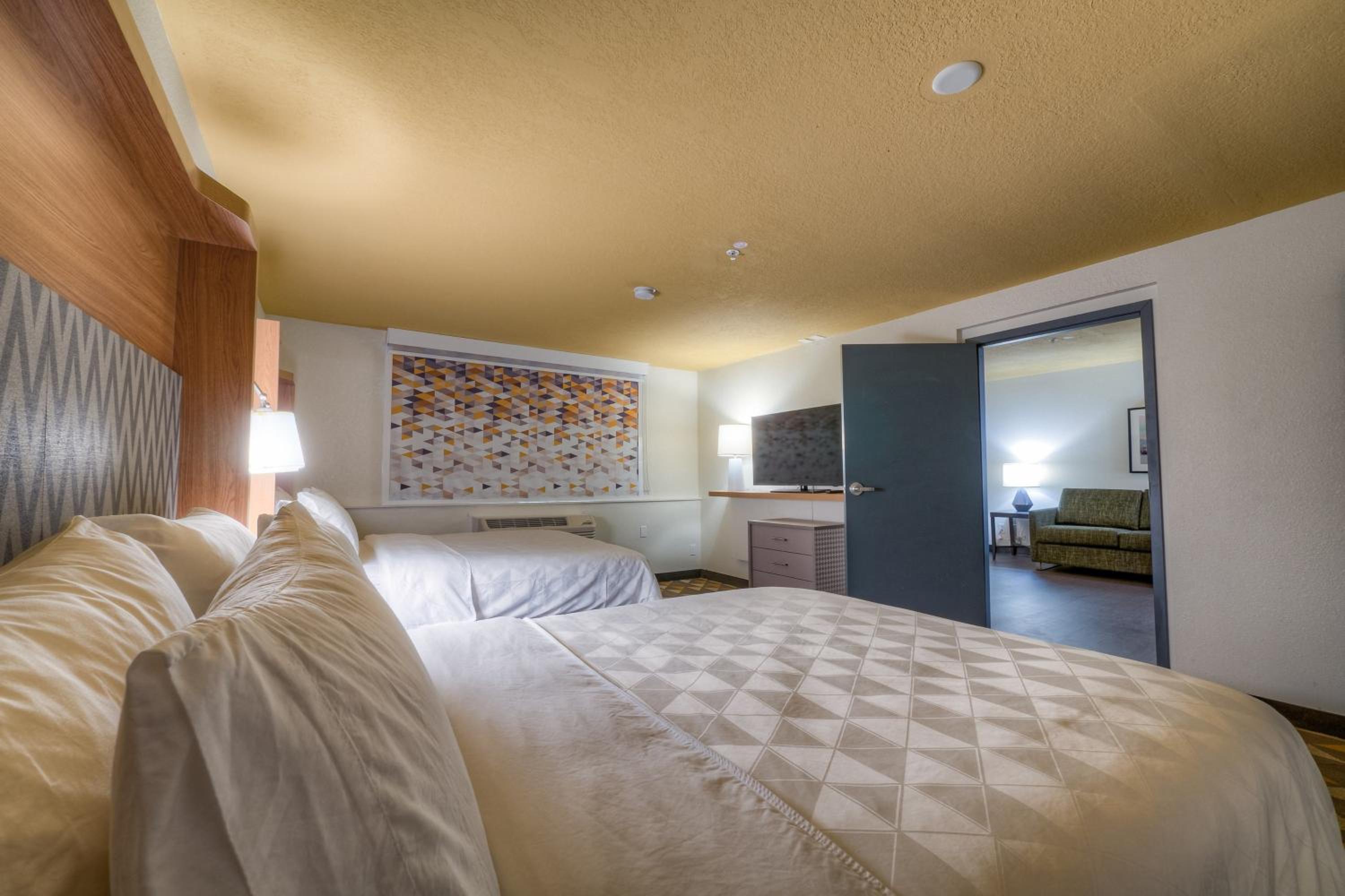 Suite With Two Queen Beds - Photo 3