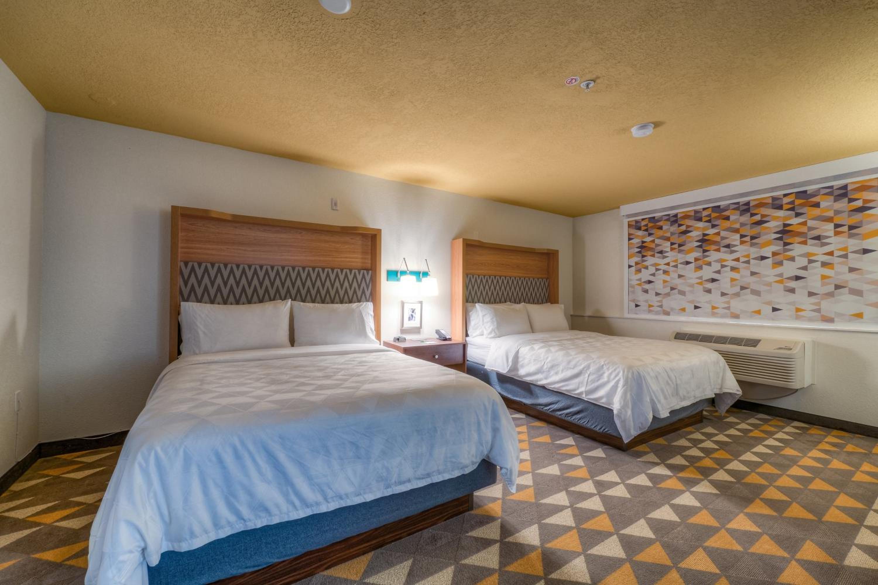 Suite With Two Queen Beds - Photo 4